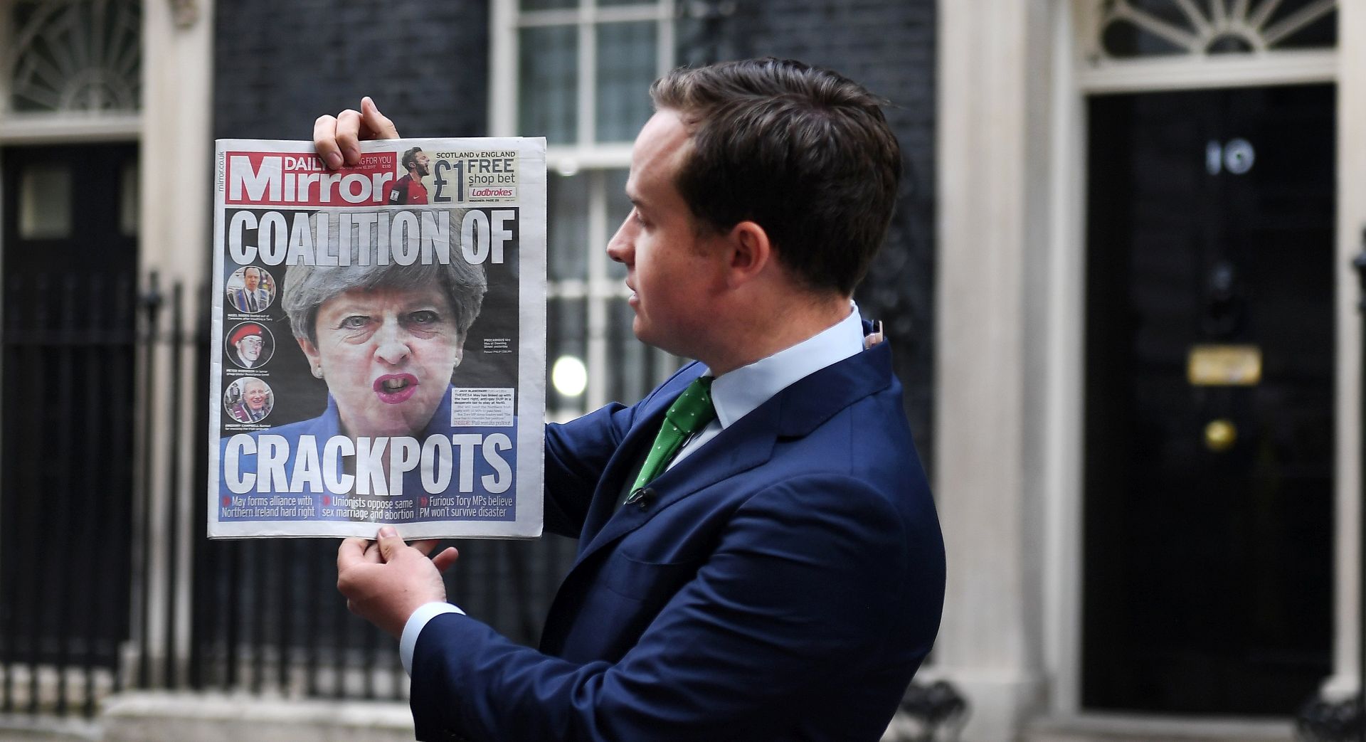 epa06020477 An Australian television journalist reports on Britain's general election results outside 10 Downing Street in London, Britain, 10 June 2017. Britain's general election on 08 June ended in a hung parliament with the Conservative Party unable to gain a majority. May said she will continue to govern with the backing of the Democratic Unionist Party (DUP).  EPA/ANDY RAIN