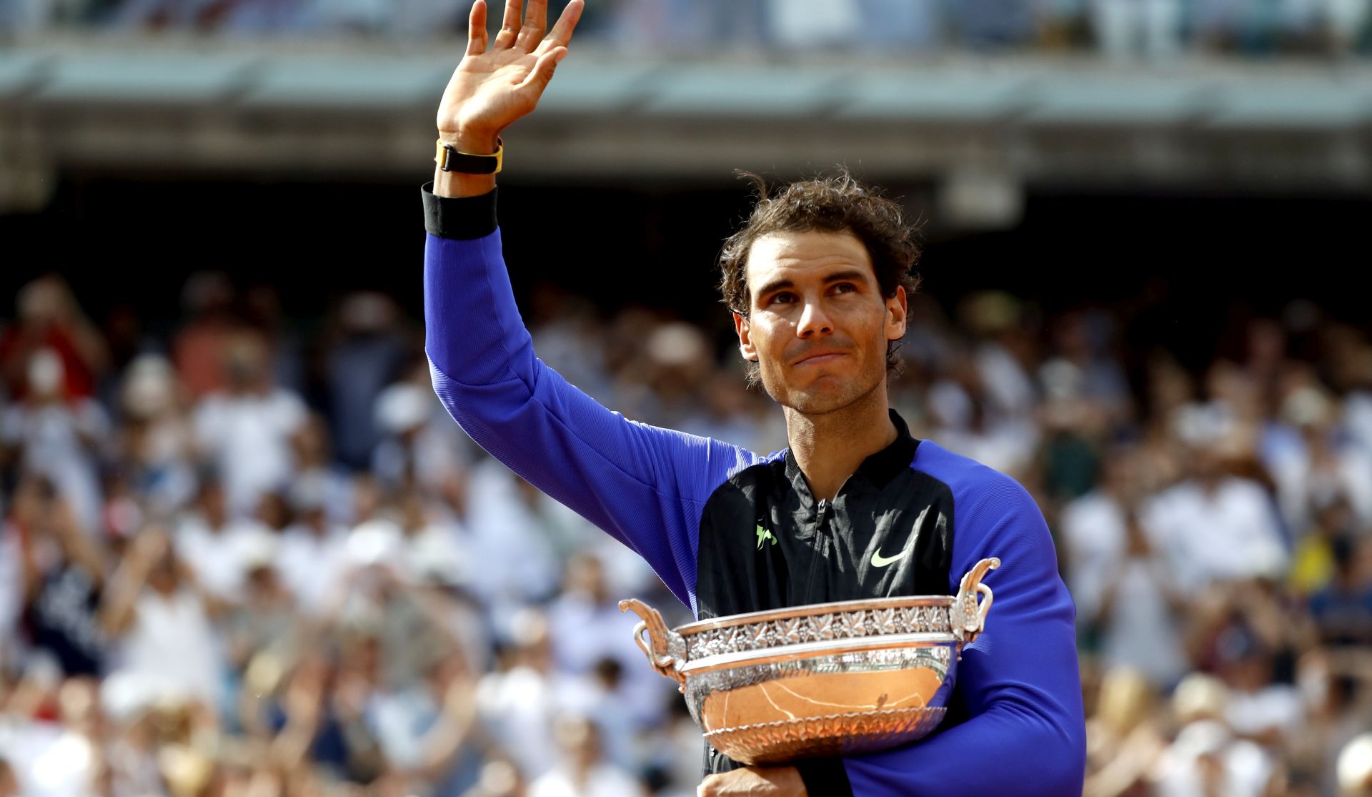 epa06022822 Rafael Nadal of Spain poses with his trophy after winning the men’s singles final match against Stanislas Wawrinka of Switzerland during the French Open tennis tournament at Roland Garros in Paris, France, 11 June 2017.  EPA/ETIENNE LAURENT