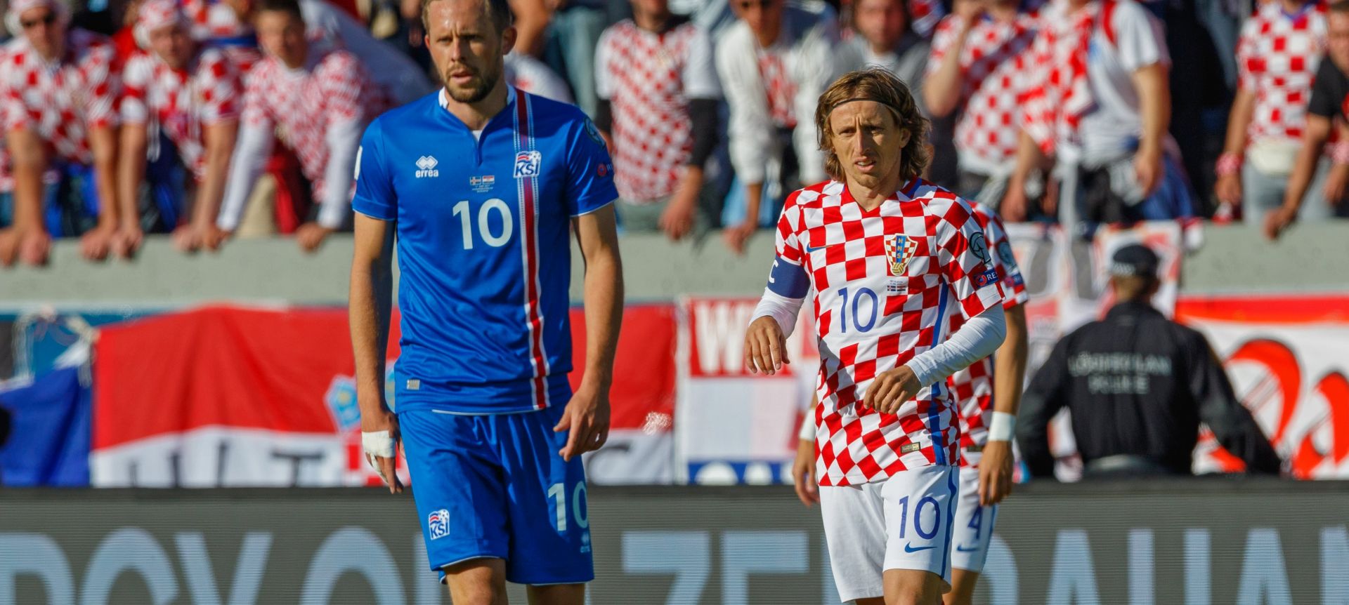 epa06023259 Iceland's Gylfi Sigurdsson (L) and Croatia's Luka Modric (R) stand on the pitch during the FIFA World Cup 2018 qualifying soccer match between Iceland and Croatia in Reykjavik, Iceland, 11 June 2017.  EPA/Birgir Thor Hardarson ICELAND OUT