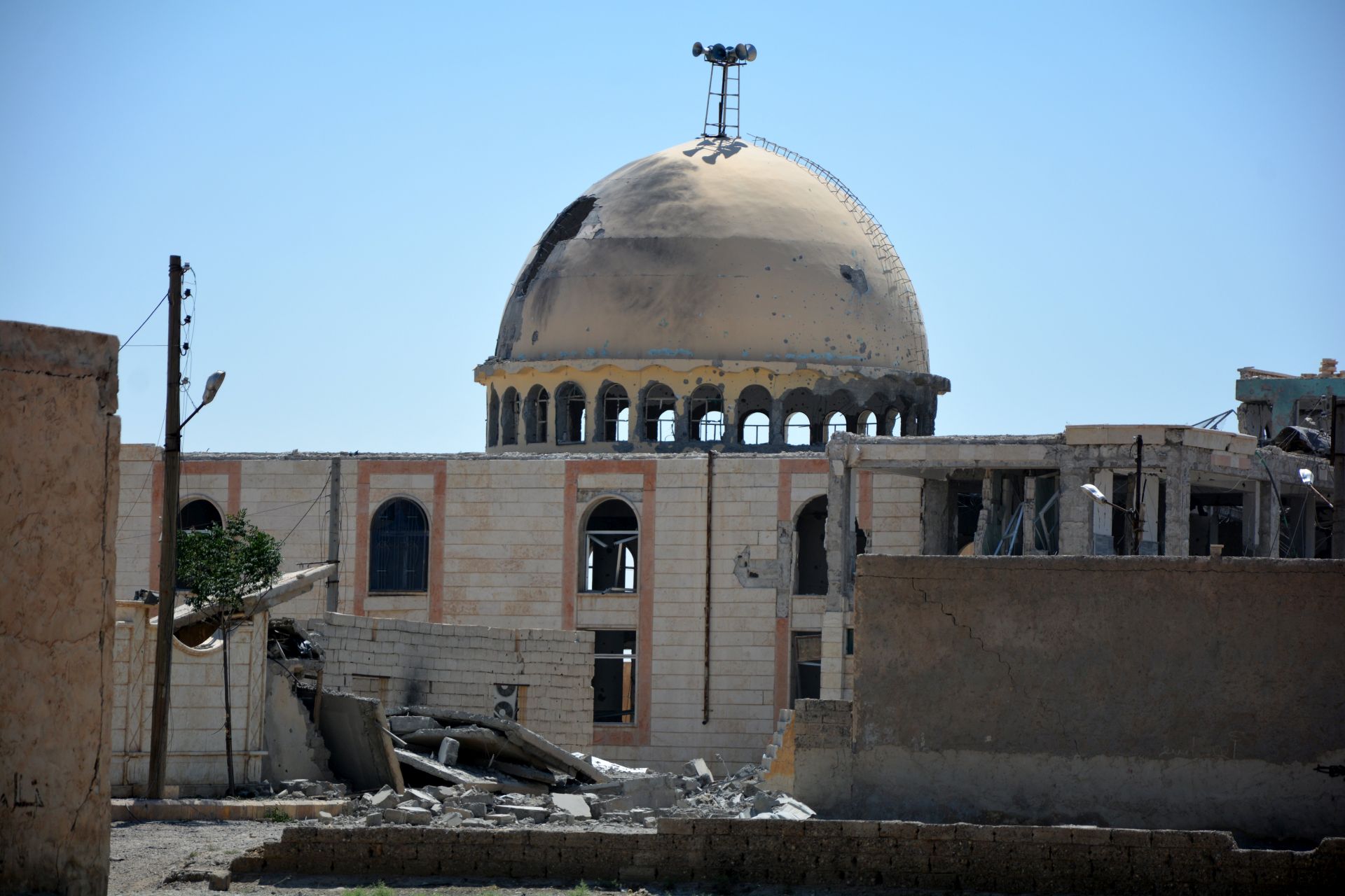 epa06023958 A general view of a destroyed mosque at Raqqa city, Syria, 11 June 2017 (Issued 12 June 2017). The People's Protection Unit (YPG, part of the Syrian Democratic Forces, SDF) advanced on the neighbourhoods of al-Sabahyah and al-Jazrah in Raqqa city with the support of the US-led international coalition to fight IS in Syria. Raqqa city is the main stronghold and the capital of IS in Syria and has been under their control since 2014. The operation to recapture it started on 06 June 2017 under the name 'The Grand Battle' by the Syrian Democratic Forces (QSD or SDF) and supported by a US-led coalition.  EPA/YOUSSEF RABIE YOUSSEF