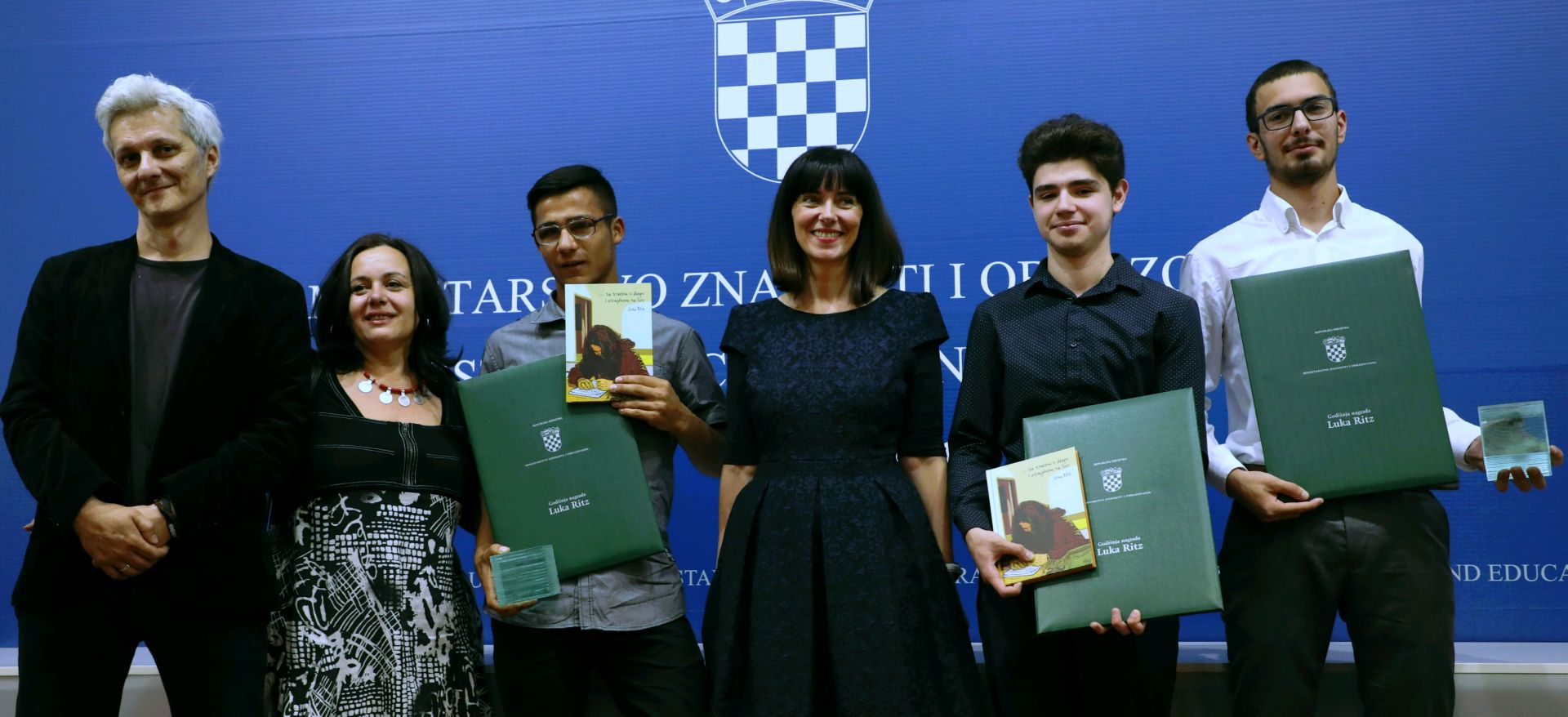Zagreb, 12.06.2017. - Dodjela Godinje nagrade "Luka Ritz" za promicanje tolerancije i kole bez nasilja u Ministarstvu znanosti i obrazovanja. Na fotografiji Reno Ritz, Suzana Ritz, Draen Oru,  Blaenka Divjak, Fran Markulin, Karlo Korona. foto HINA/ Lana SLIVAR DOMINIÆ/ lsd