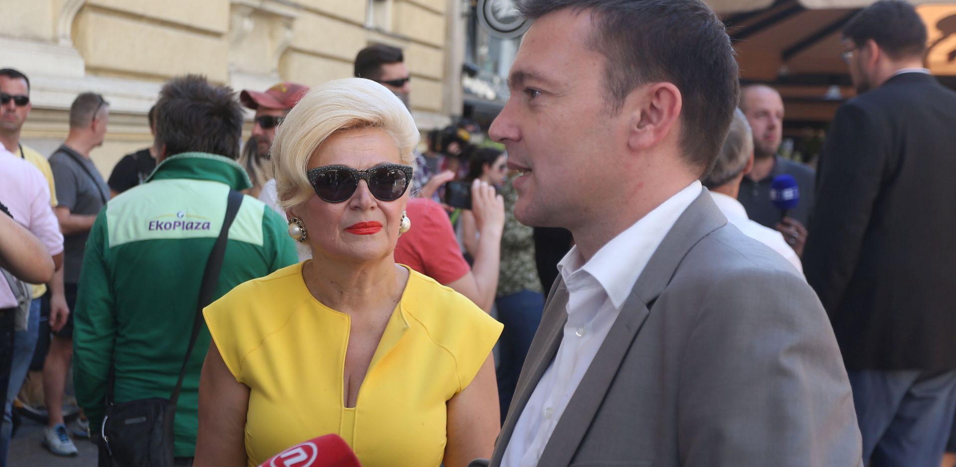 Zagreb, 12.06.2017 - SDP-ovi zastupnici Arsen Bauk, Peða Grbin i Bojan Glavaeviæ organizirali su mini performans u centru Zagreba. Njih trojica su na pola sata bili kod Sunca u Bogoviæevoj, a graðani su ih slobodno mogli vrijeðati, jer se oni neæe uvrijediti. Na fotografiji Vesna Balenoviæ, Arsen Bauk.
foto HINA/ Denis CERIÆ /dc