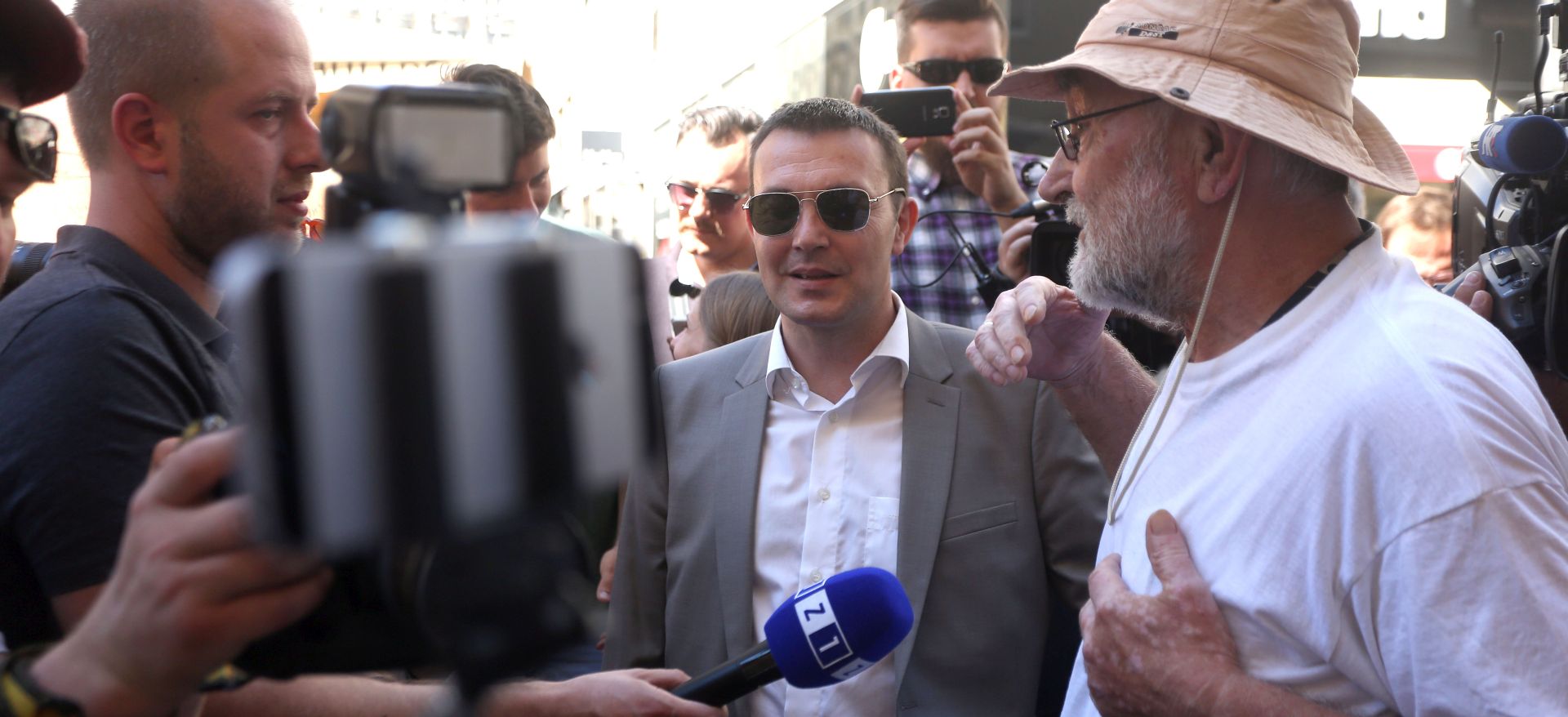 Zagreb, 12.06.2017 - SDP-ovi zastupnici Arsen Bauk, Peða Grbin i Bojan Glavaeviæ organizirali su mini performans u centru Zagreba. Njih trojica su na pola sata bili kod Sunca u Bogoviæevoj, a graðani su ih slobodno mogli vrijeðati, jer se oni neæe uvrijediti. Na fotografiji Arsen Bauk.
foto HINA/ Denis CERIÆ /dc