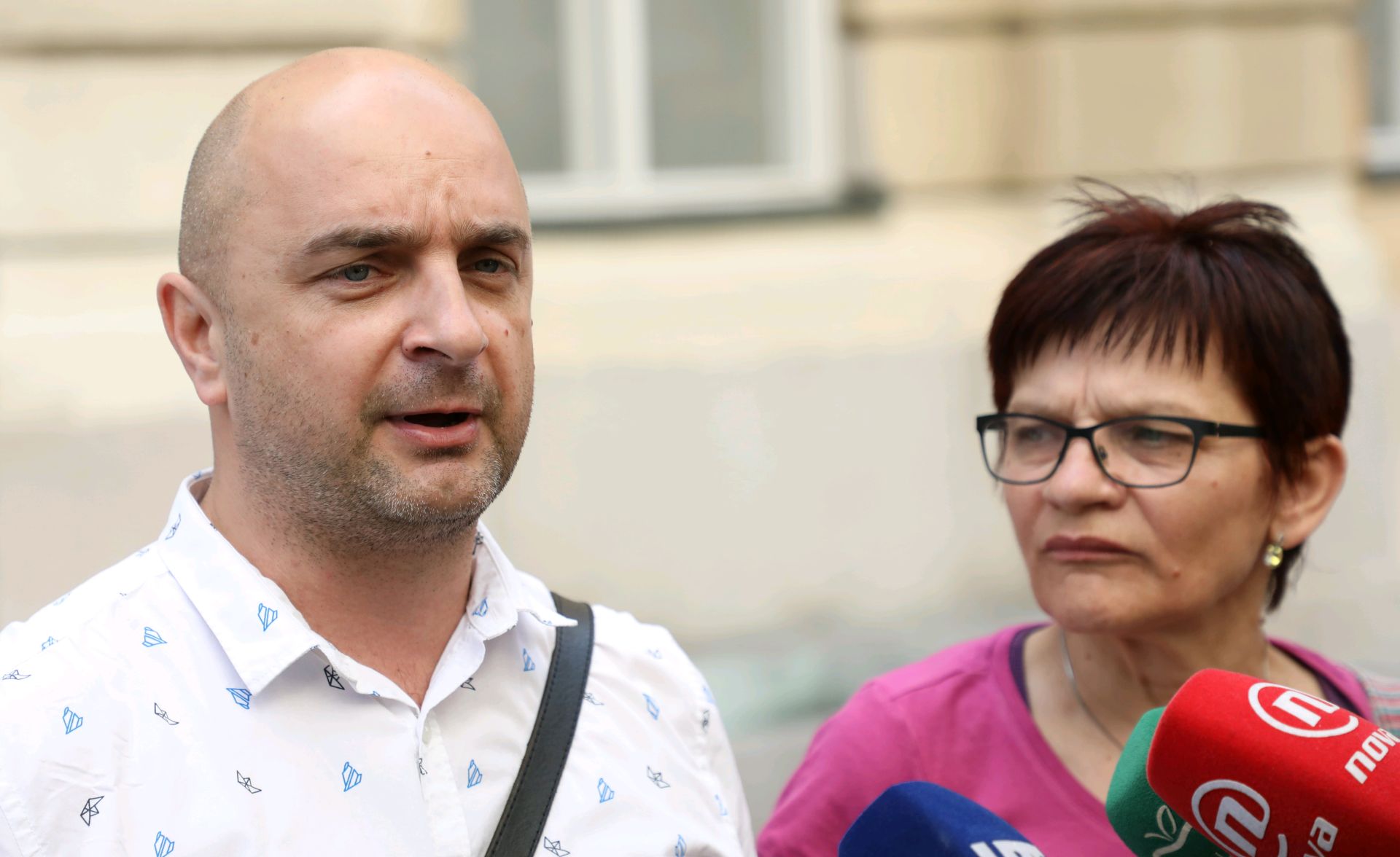 Zagreb, 13.6.2017.- Centar za mirovne studije i RAND odrali su ispred zgrade Sabora izvanrednu konferenciju za medije "Pomaganje i pokuaj pomaganja ne smiju biti zabranjeni!". Na slici Gordan Bosanac iz Centra za mirovne studije i Ana Raffai iz Regionalne adresa za nenasilno djelovanje (RAND).
foto HINA/ Lana SLIVAR DOMINIÆ/ ua
