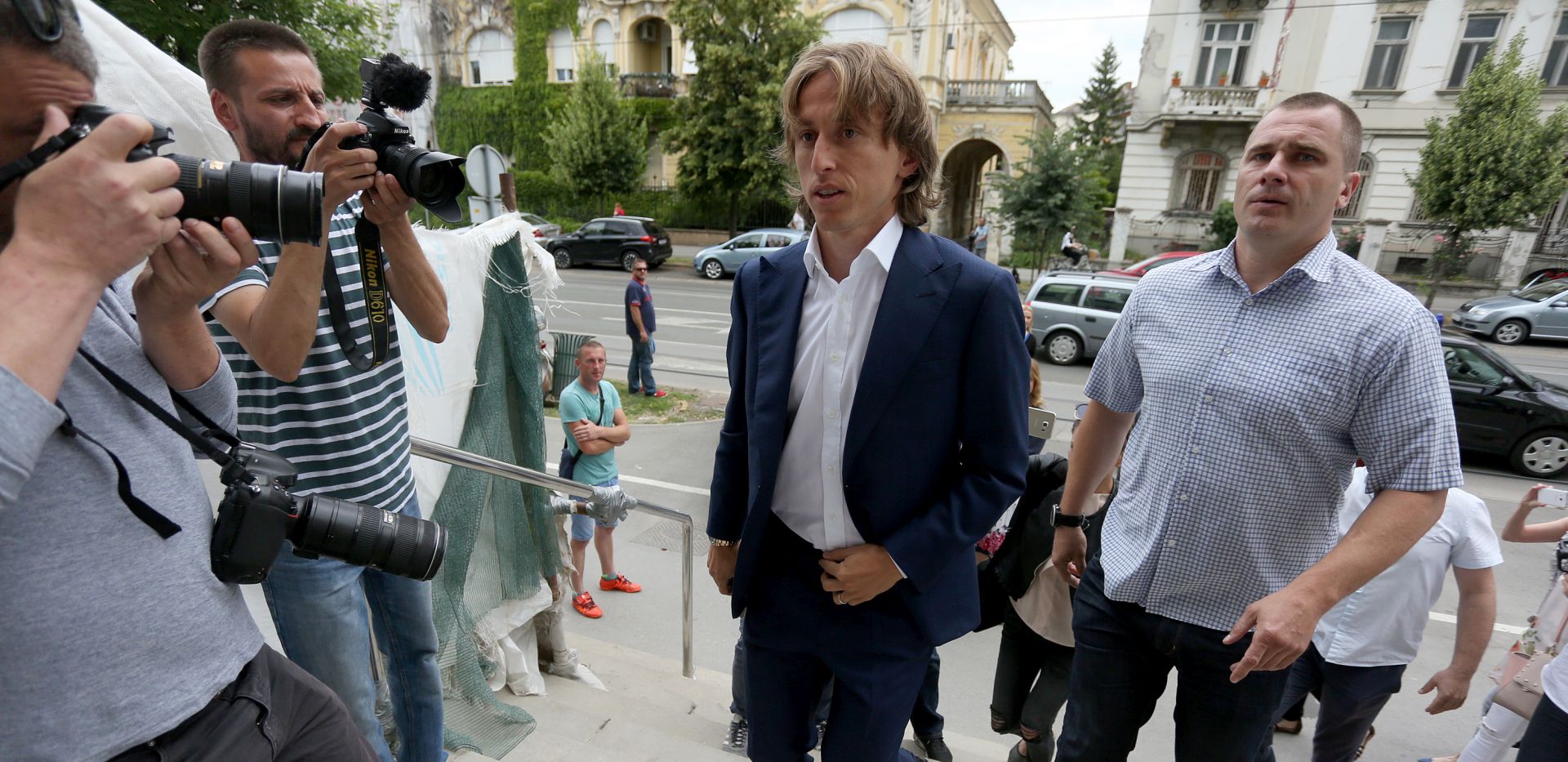 Osijek, 13.6.2017 - Na upanijskom sudu u Osijeku proces koji se vodi protiv Zdravka Mamiæa i jo trojice okrivljenika svjedoèio je hrvatski reprezentativac Luka Modriæ. Na slici Luka Modriæ dolazi na upanijski sud u Osijeku.
foto HINA/ ua