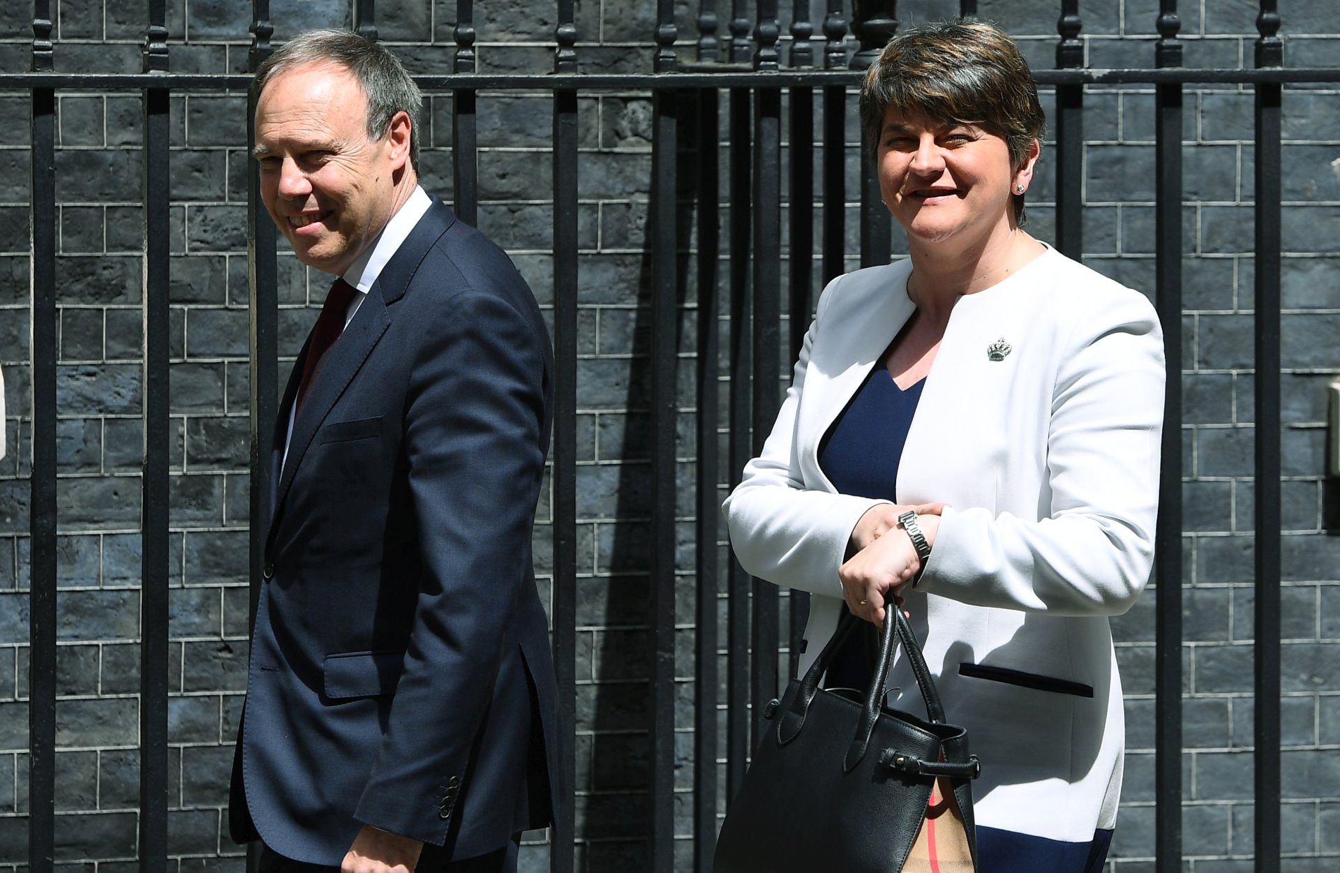 epa06025879 Leader of the Democratic Unionist Party (DUP) Arlene Foster (R) and DUP Deputy Leader Nigel Dodds (L) arrive to meet with British Prime Minister Theresa May in n10 Downing street in London in Britain, 13 June 2017. British Prime Minister May meets with Foster to held talks over a minority government deal after Britain's general election on 08 June ended in a hung parliament with the Conservative Party unable to gain a majority.  EPA/FACUNDO ARRIZABALAGA