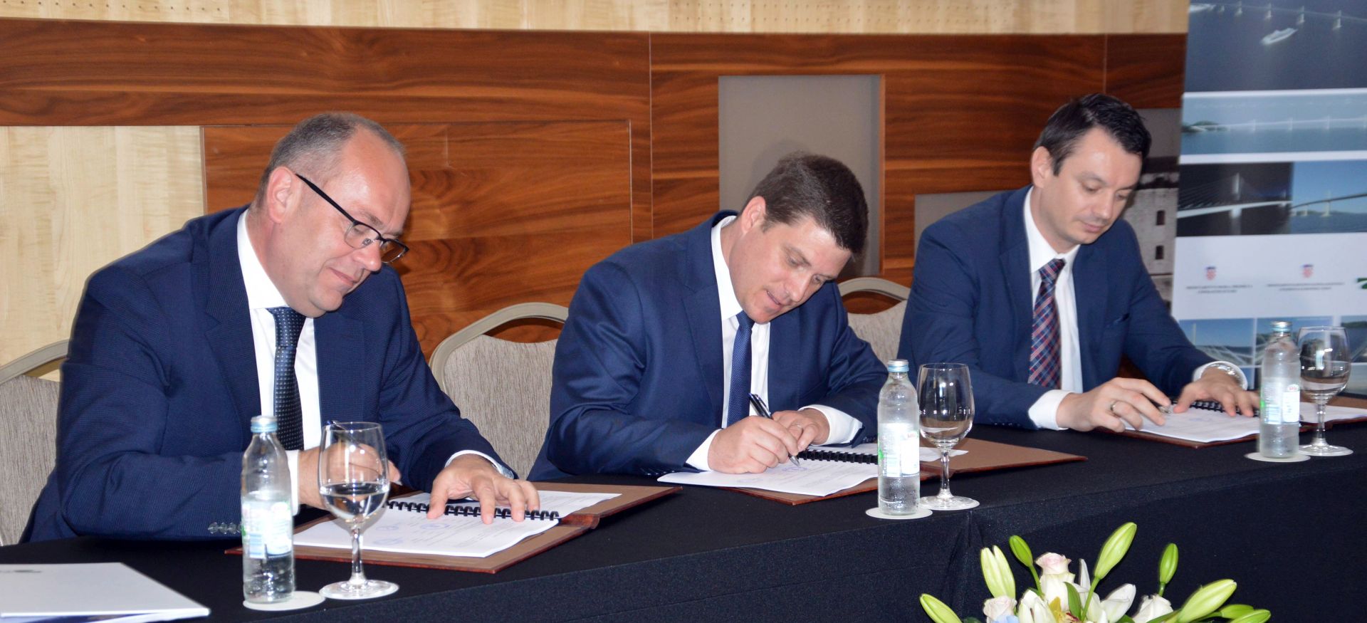 Dubrovnik, 13.06.2017. - Ministar mora, prometa i infrastrukture Oleg Butkoviæ, ravnatelj Sredinje agencije za financiranje i ugovaranje programa i projekata EU Tomislav Petric te direktor Hrvatskih cesta Josip koriæ, potpisali su u utorak u Dubrovniku 420 milijuna eura vrijedan Ugovor o dodjeli bespovratnih sredstava za financiranje projekta 'Cestovno povezivanje s junom Dalmacijom', kojim je predviðena izgradnja Peljekog mosta i pristupnih cesta. Na fotografiji direktor Hrvatskih cesta Josip koriæ, ministar mora, prometa i infrastrukture Oleg Butkoviæ, ravnatelj Sredinje agencije za financiranje i ugovaranje programa i projekata EU Tomislav Petric.
foto HINA/ Nika MILETIÆ/ ml