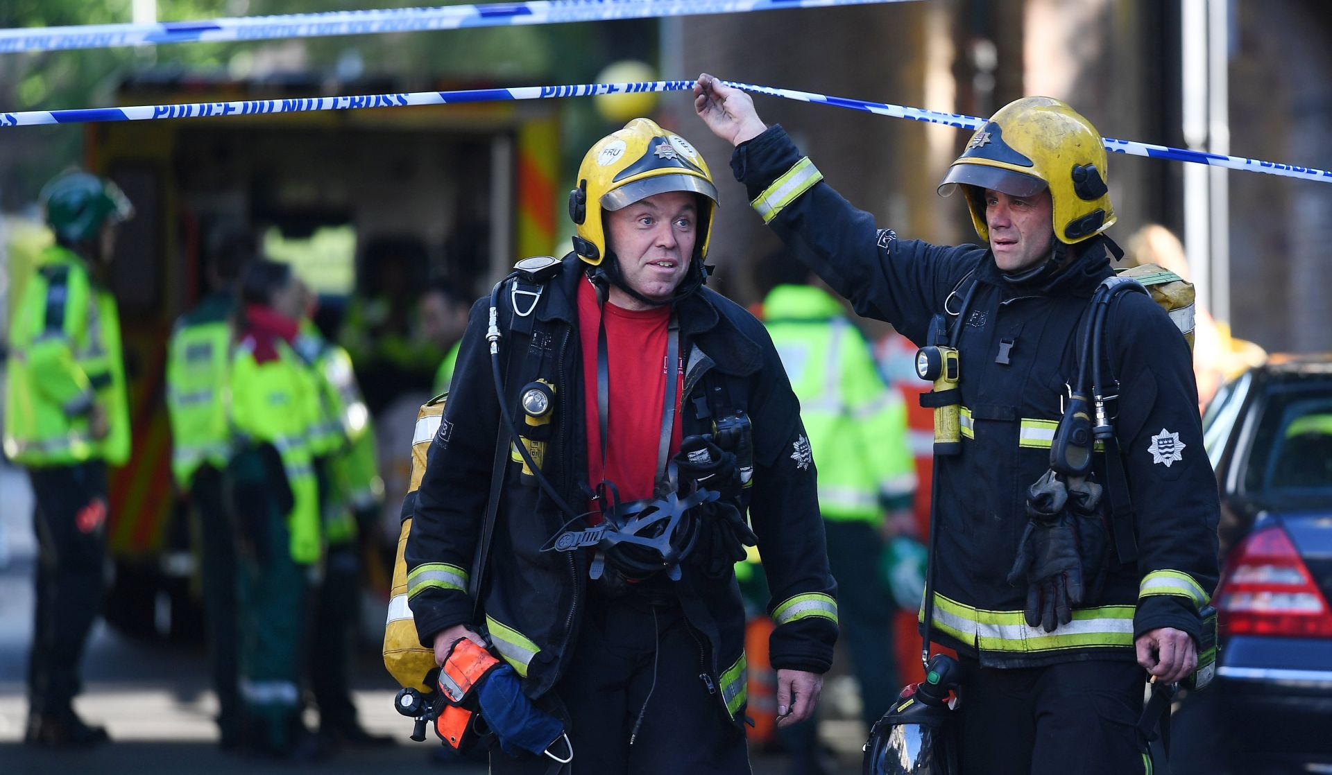 epa06027206 Firemen battle a huge tower block fire in west London, Britain, 14 June 2017. According to the London Fire Brigade (LFB), 40 fire engines and 200 firefighters are working to put out the blaze. Residents in the tower were evacuated and a number of people were treated for a 'range of injuries,' Metropolitan Police said. The blaze broke out at around 1:00 am GMT.  EPA/ANDY RAIN