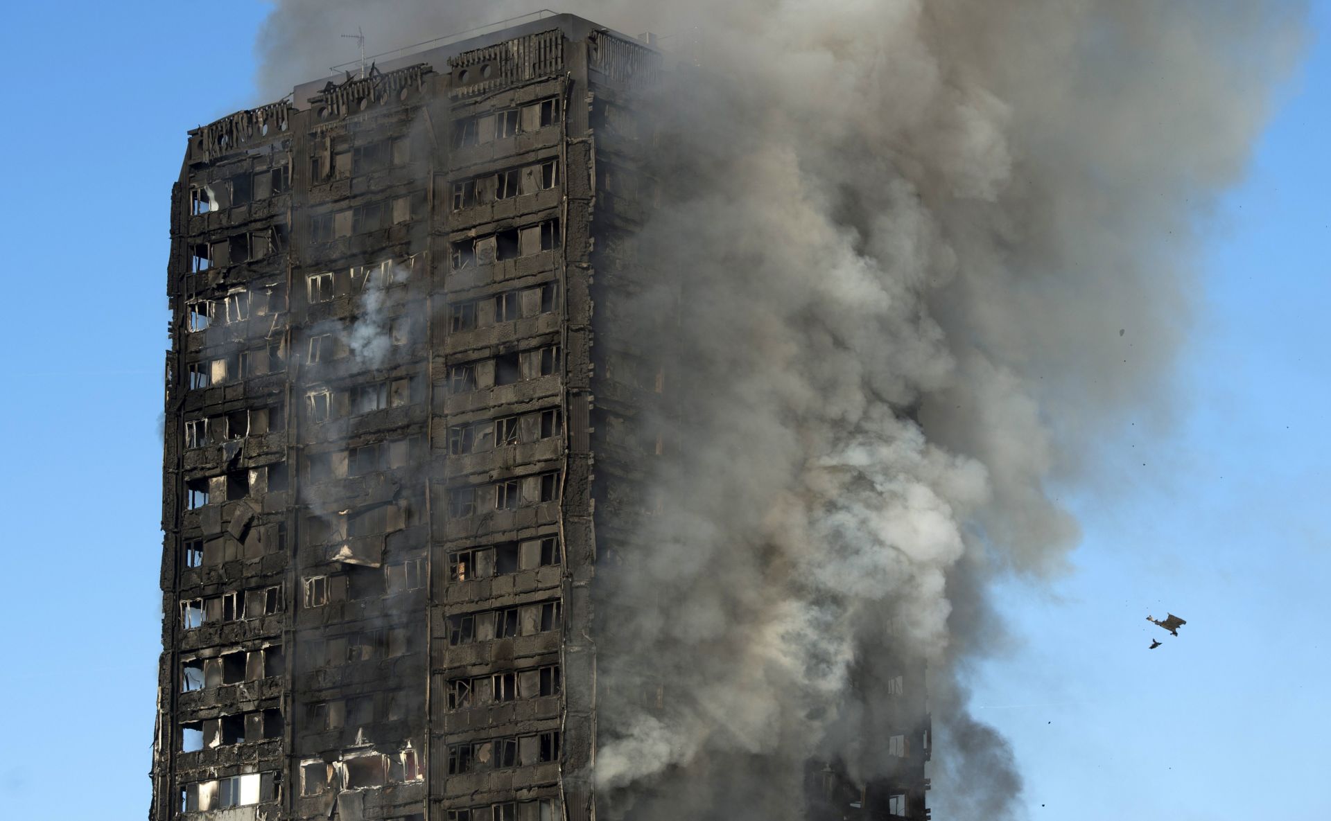 epa06027179 Smoke rises from the fire at the Grenfell Tower apartment block in North Kensington, London, Britain, 14 June 2017. According to the London Fire Brigade, 40 fire engines and 200 firefighters are working to put out the blaze. Residents in the tower were said to be evacuating and a number of people were treated for a 'range of injuries,' Metropolitan Police said.  EPA/WILL OLIVER