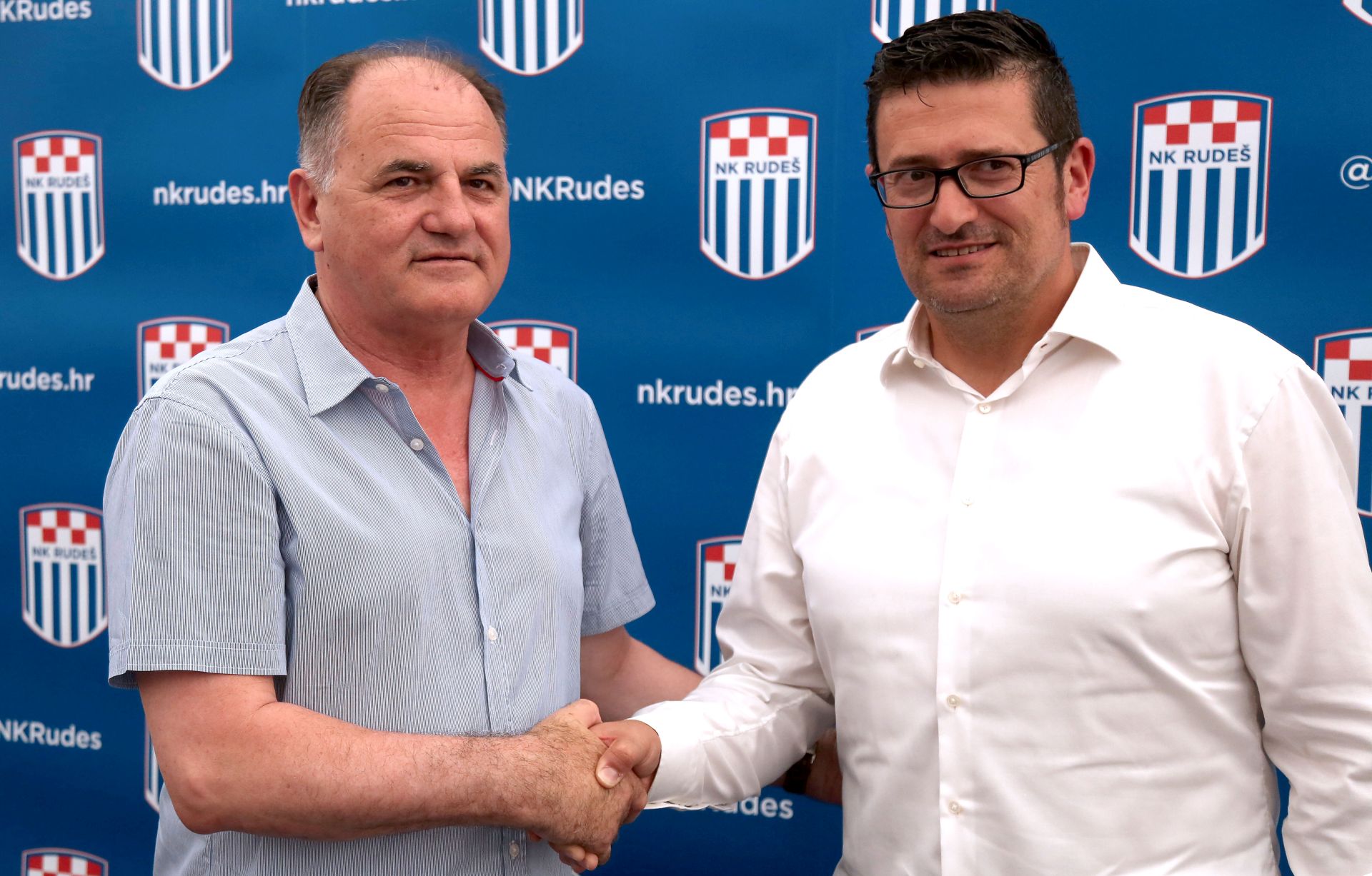 Zagreb, 15.06.2017 - Konferencija za novinare na kojoj je slubeno predstavljen trener novog nogometnog prvoligaa Rudea Inaki Alonso. Na fotografiji predsjednik NK Rude Ivan Kneeviæ i trener Inaki Alonso.
foto HINA/ Denis CERIÆ /dc