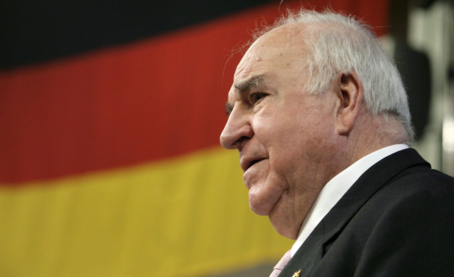 epa06031673 (FILE) - German former Chancellor Helmut Kohl speaks after receiving the gold medal of the Jean Monnet Foudation for the Europe, in Lausanne, Switzerland, 25 January 2007 (reissued 16 June 2017).  According to media reports Helmut Kohl has died at the age of 87 in his house in Ludwigshafen on 16 June 2017.  EPA/MARTIAL TREZZINI