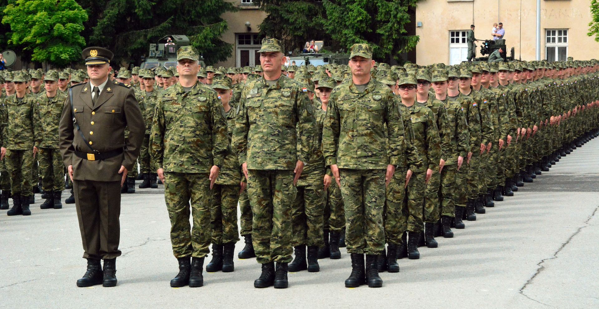 Poega, 17.6.2017 - Prisegu na vjernost domovini u Sreditu za temeljnu obuku u Poegi dao je u subotu 19. narataj roènika - na dragovoljnom vojnom osposobljavanju na sveèanosti u vojarni 123. brigade Hrvatske vojske (HV).
foto HINA/ ua