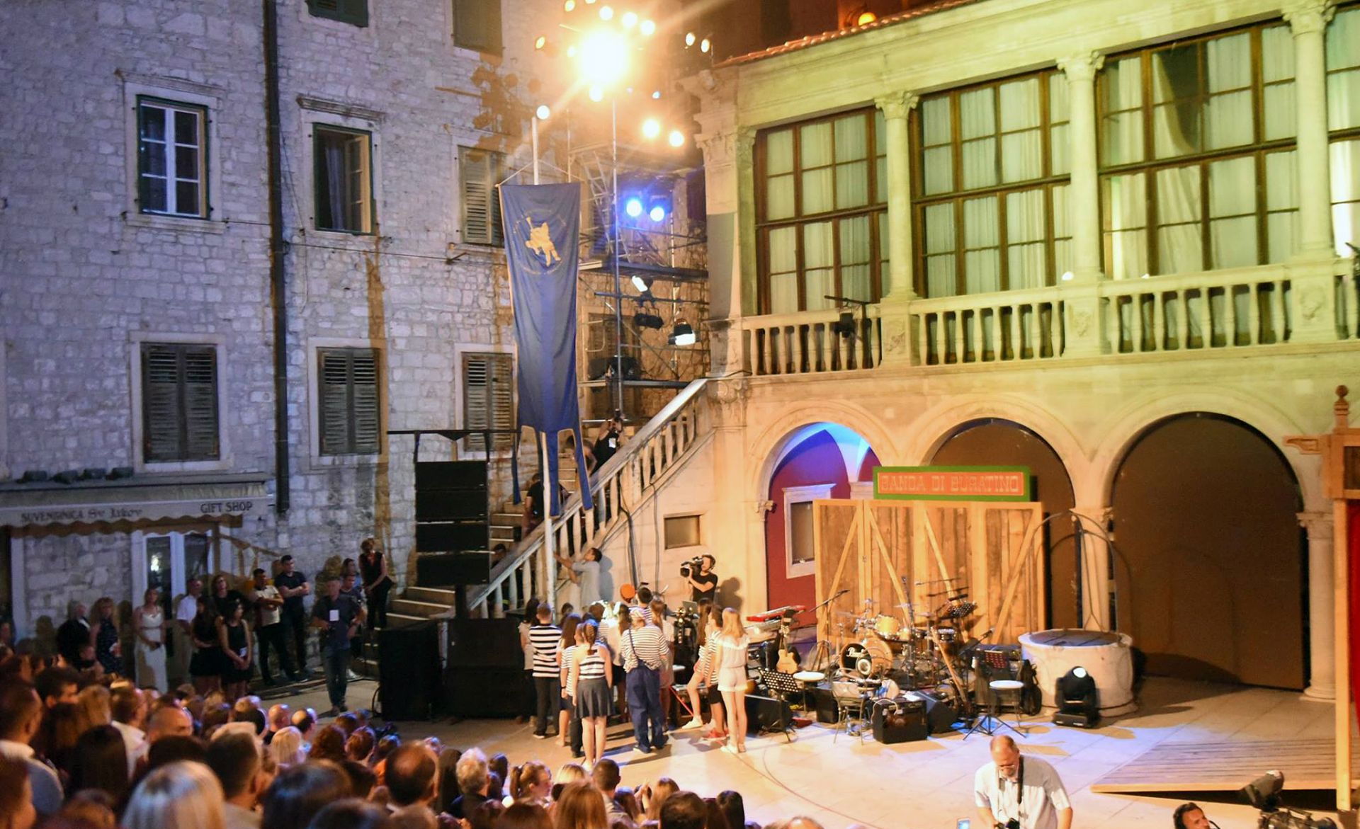 ibenik, 17.6.2017 - Podizanjem festivalske zastave i izvoðenjem himne festivala "ibenièe jedin' grade" u subotu naveèer sveèano je  otvoren 57. Meðunarodni djeèji festival (MDF), a na Ljetnoj pozornici potom je izveden djeèji mjuzikl "Buratino"  ansambla Hrvatskog narodnog kazalita iz ibenika.
foto HINA/ ua