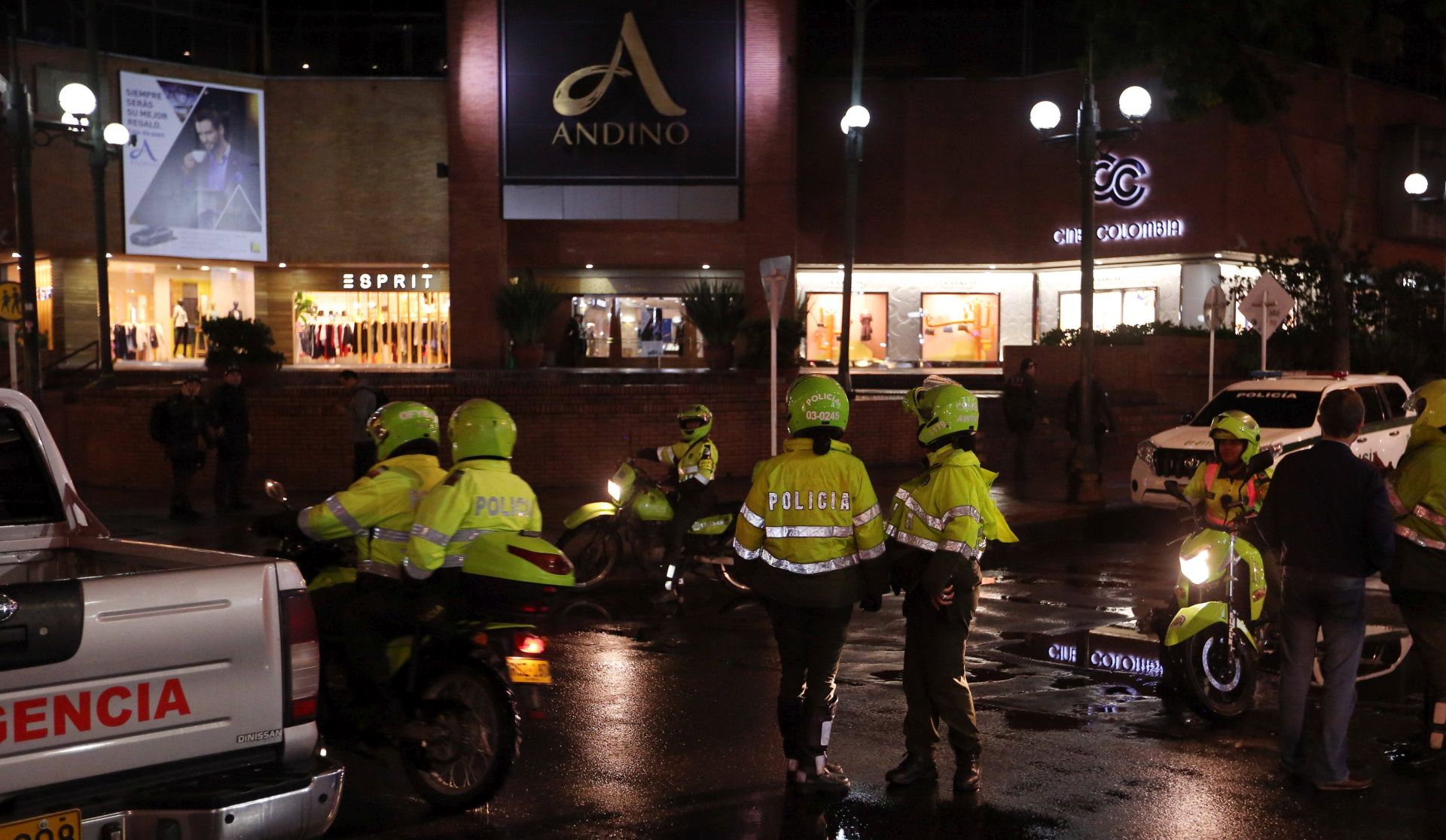 epaselect epa06034571 Colombian authorities patrol the surroundings of the Andino mall in Bogota, Colombia, 17 June 2017. At least three women, one of them a 23-year-old French citizen, were killed and nine people injured in an explosion at a shopping mall in northern Bogota, according to Colombian officials.  EPA/MAURICIO DUENAS CASTANEDA