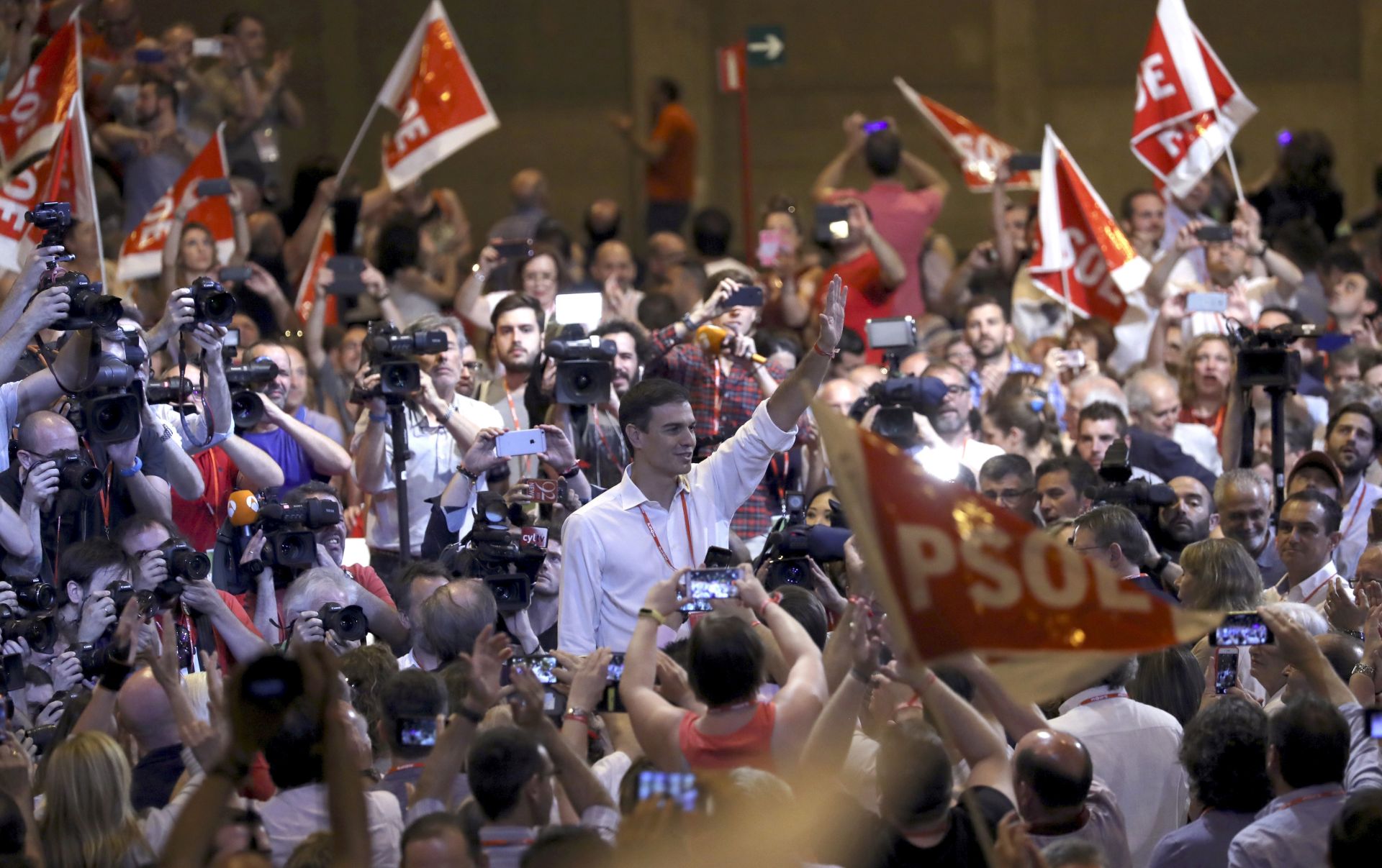 epa06034893 Spanish Socialist Party (PSOE)'s new Secretary General, Pedro Sanchez (C), waves upon his arrival at the closing ceremony of 39th PSOE Federal Congress in Madrid, Spain, 18 June 2017. During the two-day congress, a total of 1,035 party's delegates have decided a new strategic project for PSOE and elect the members of the new Federal Executive Commission, led by Sanchez, the new Federal Committee and Ethics Committee.  EPA/SERGIO BARRENECHEA