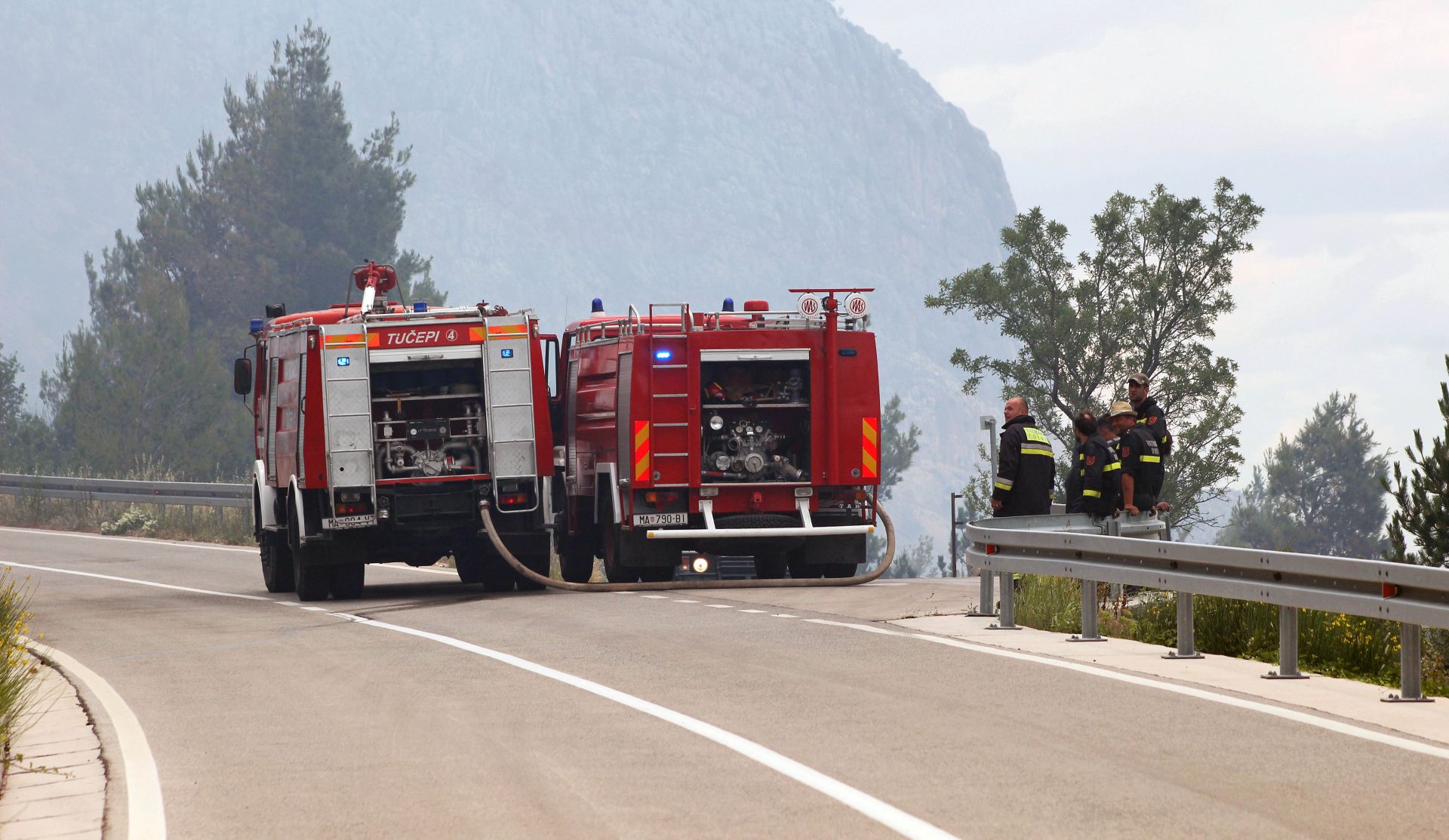 Podgora, 18.6.2017 - U poaru kod Podgore, prema prvim procjenama, izgorjele su masline, borova uma i nisko raslinje na povrini od oko 250 hektara, poar se i dalje iri prema Parku prirode Biokovo, a vatrogasci su uspjeli obuzdati poar prema Podgori i Tuèepima tako da vie nema opasnosti za kuæe Podgorana.
foto HINA/ Jure DIVIÆ/ ua