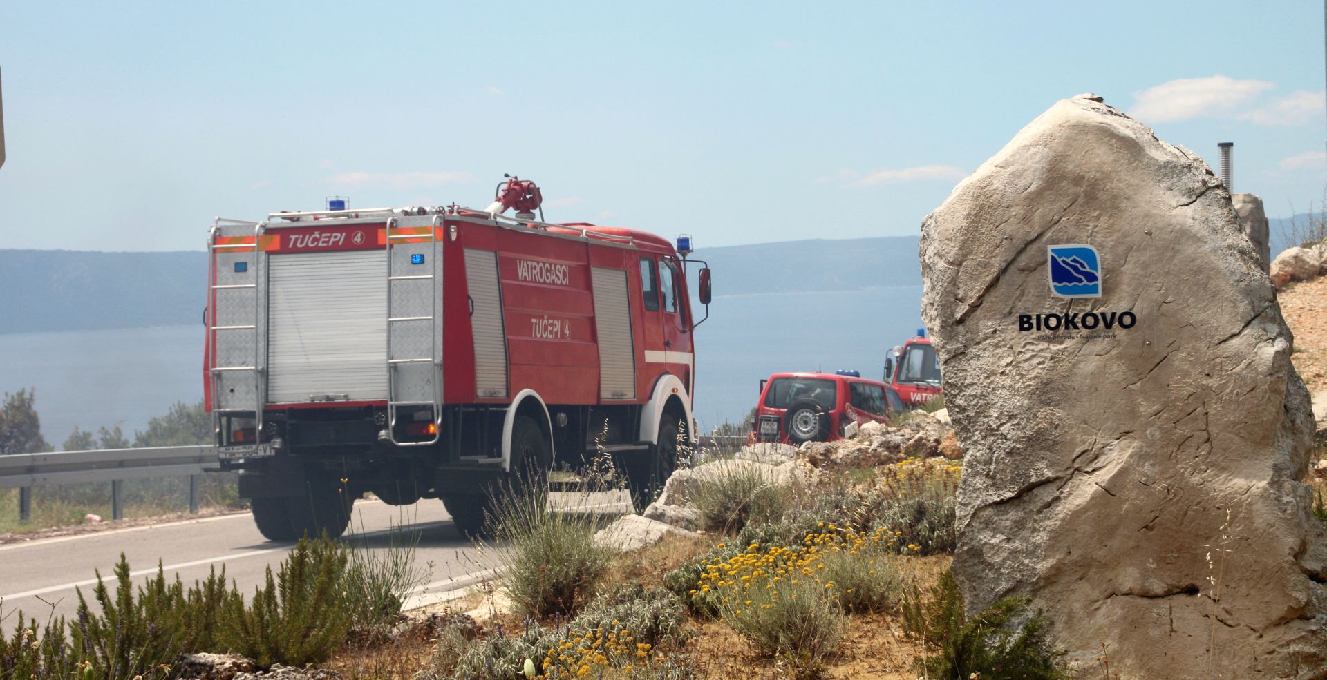 Podgora, 18.6.2017 - U poaru kod Podgore, prema prvim procjenama, izgorjele su masline, borova uma i nisko raslinje na povrini od oko 250 hektara, poar se i dalje iri prema Parku prirode Biokovo, a vatrogasci su uspjeli obuzdati poar prema Podgori i Tuèepima tako da vie nema opasnosti za kuæe Podgorana.
foto HINA/ Jure DIVIÆ/ ua