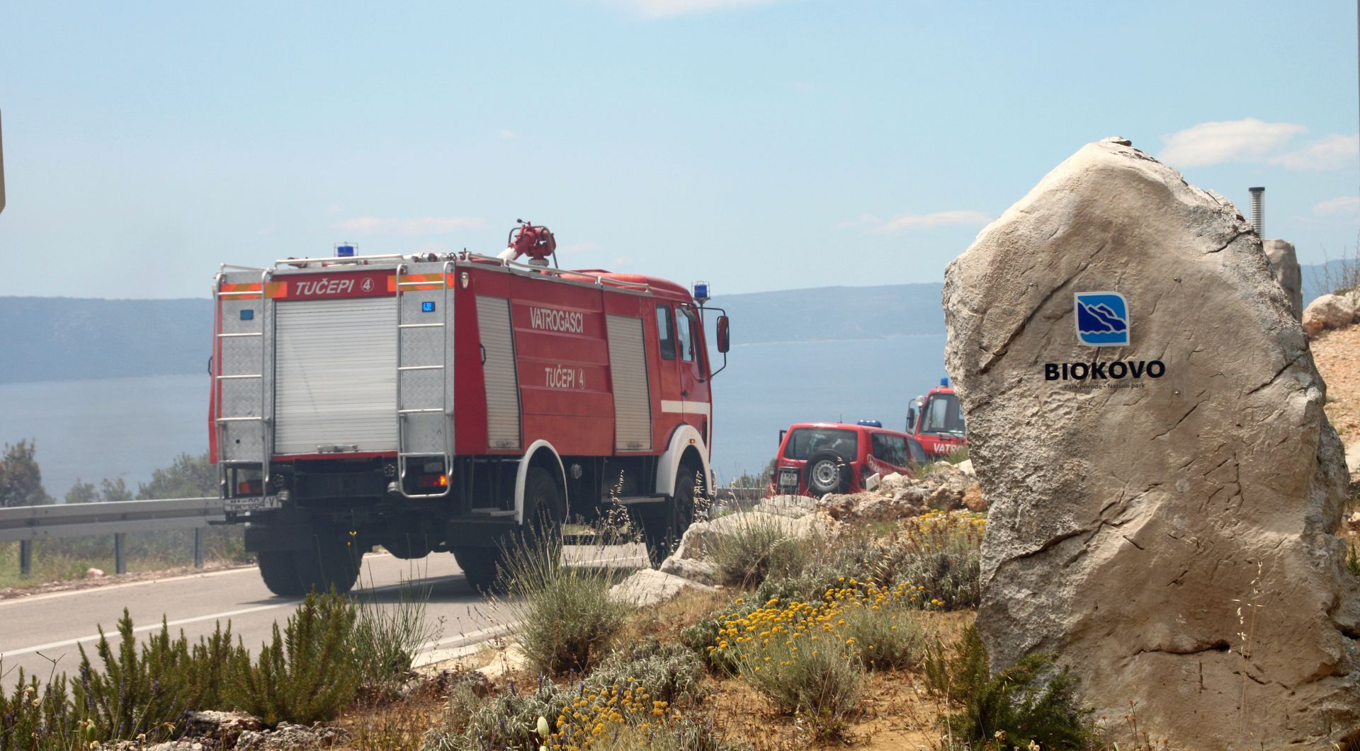 Podgora, 18.6.2017 - U poaru kod Podgore, prema prvim procjenama, izgorjele su masline, borova uma i nisko raslinje na povrini od oko 250 hektara, poar se i dalje iri prema Parku prirode Biokovo, a vatrogasci su uspjeli obuzdati poar prema Podgori i Tuèepima tako da vie nema opasnosti za kuæe Podgorana.
foto HINA/ Jure DIVIÆ/ ua