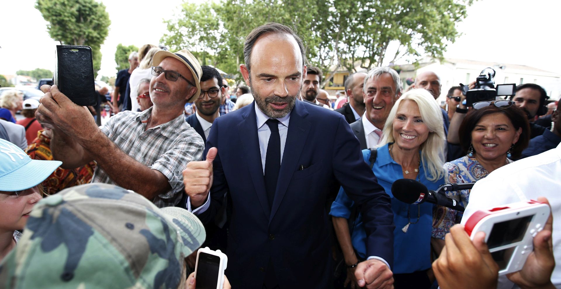 epa06029941 French Prime Minister Edouard Philippe (C) meets with children during a campaign meeting with French former bullfighter Marie Sara (2-R), candidate for 'La Republique En Marche' (LREM, The Republic Onwards) party in the 2nd district of Le Gard, in Aigues Mortes, France, 15 June 2017. France will hold the second round of parliamentary elections on 18 June 2017.  EPA/GUILLAUME HORCAJUELO