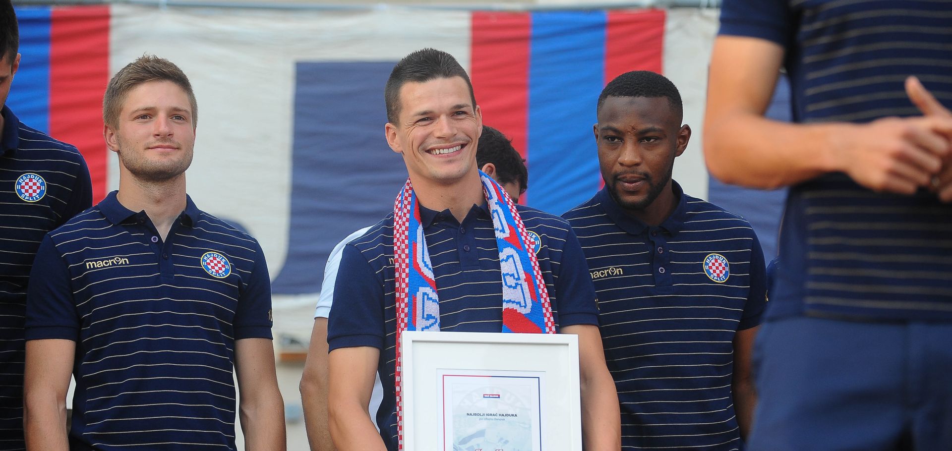 Split, 18.6.2017 - U organizaciji Udruge "Na Hajduk" na Rivi je predstavljen projekt mjeseènih donacija za otkup dionica Hajduka. U sklopu programa predana je nagrada èlanova za najbolje ocijenjenog igraèa Hajduka u protekloj sezoni. Na slici dobitnik nagrade Ante Erceg.
foto HINA/ Mario STRMOTIÆ/ ua