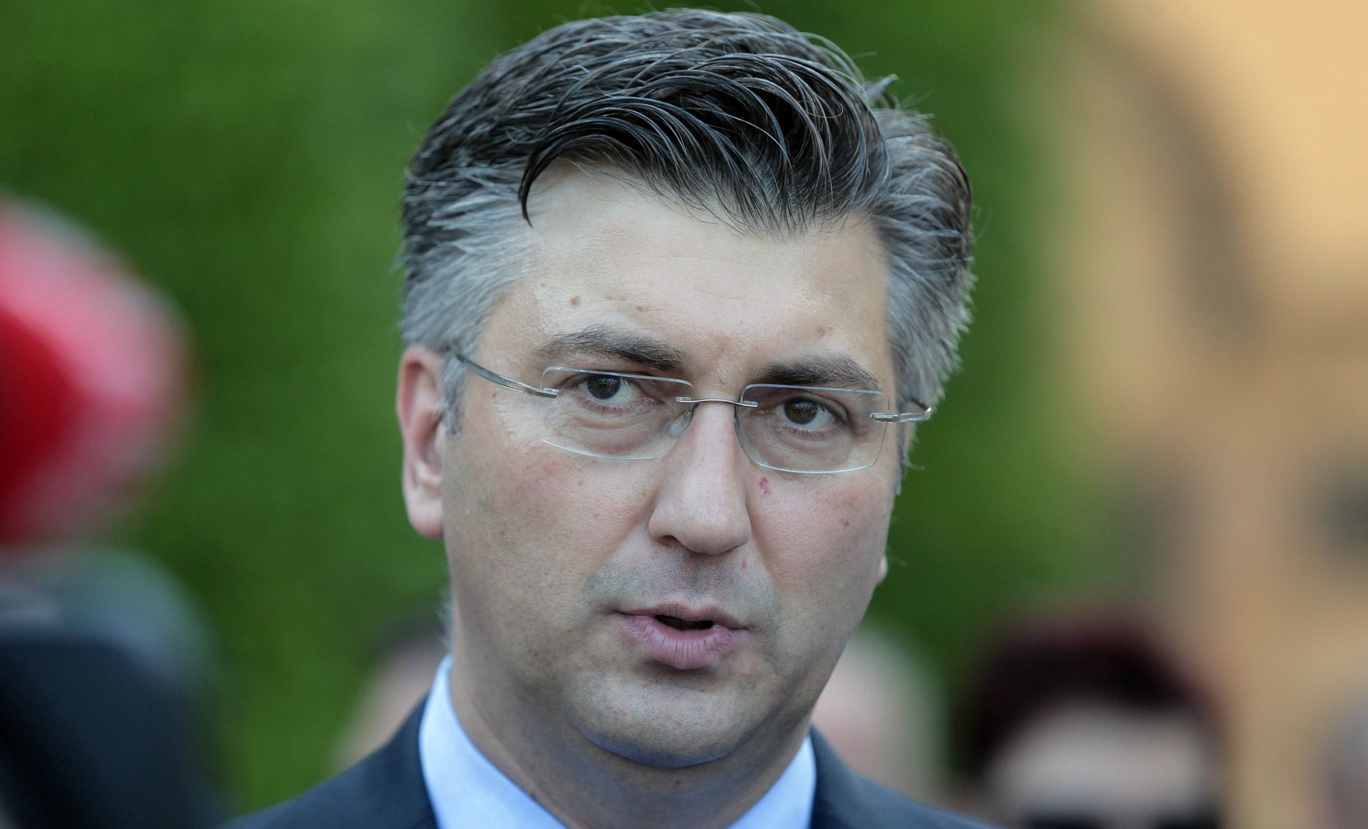 Zagreb, 19.06.2017. - Svečano obilježavanje 28. obljetnice osnutka Hrvatske demokratske zajednice (HDZ) počelo je polaganjem vijenaca na grob utemeljitelja HDZ-a i prvoga predsjednika Republike Hrvatske dr. Franje Tuđmana na zagrebačkom Mirogoju. Na slici premijer Andrej Plenković daje izjavu medijima.
Foto Hina Dario GRZELJ/ dag
