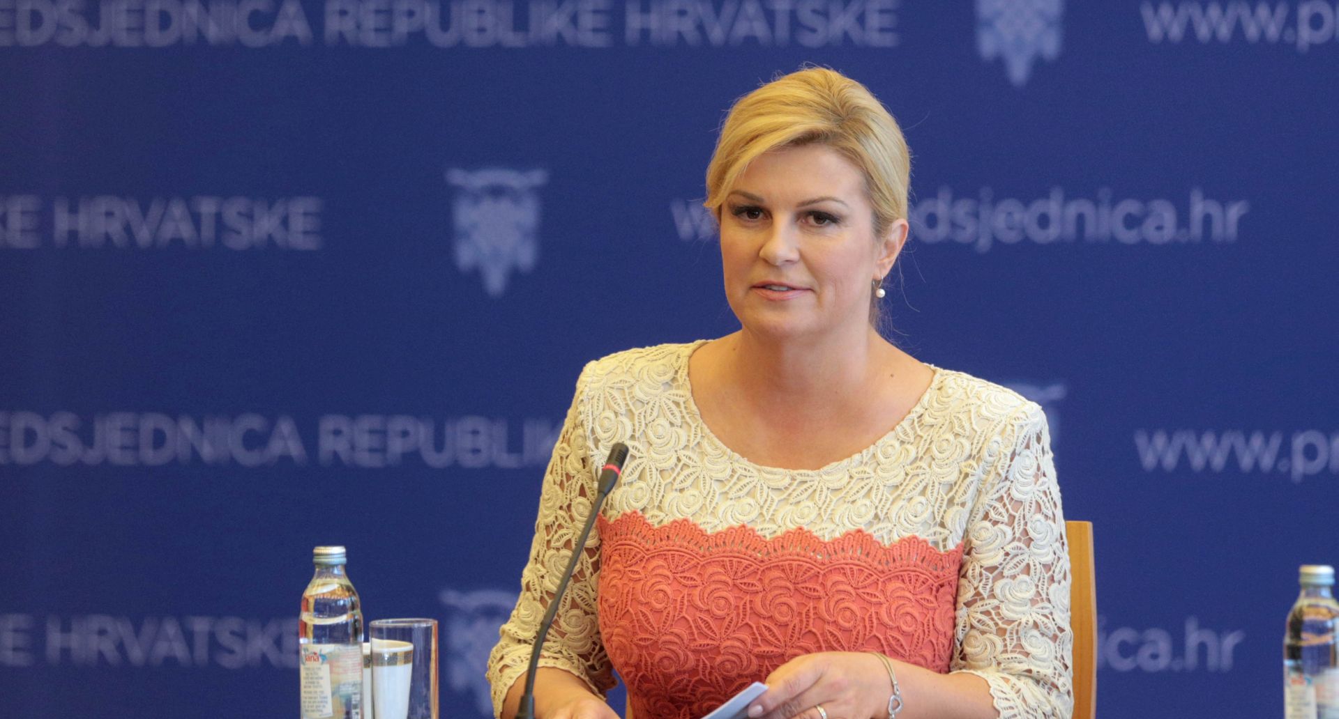 Zagreb, 19.06.2017. - Okrugli stol na temu "Živjeti u Hrvatskoj i biti blokiran" održan u Uredu predsjednice Republike Hrvatske Kolinde Grabar - Kitarović. Prezentaciju na okruglom stolu održala je osnivačica Projekta Blokirani – Deblokirajmo Hrvatsku Miriam Kervatin. Na slici predsjednica RH Kolinda Grabar Kitarović.
Foto Hina Dario GRZELJ/ dag