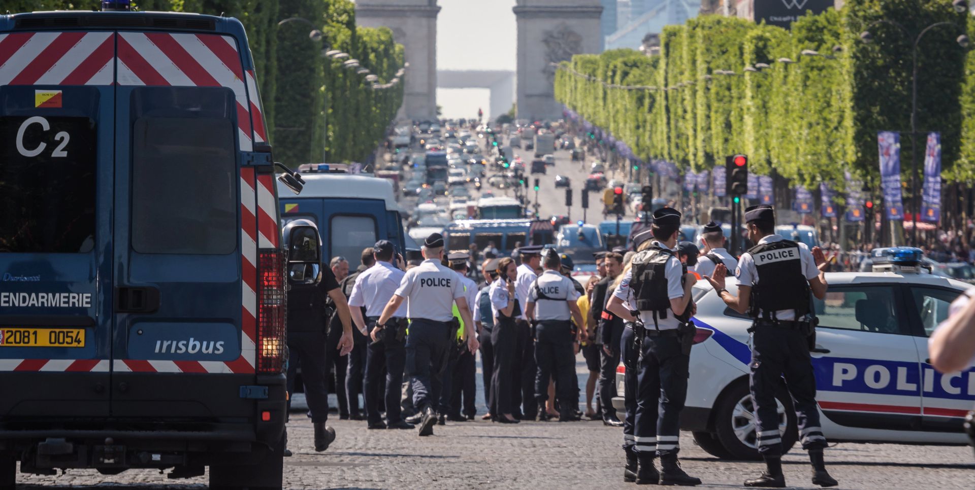 epa06037442 A police operation is under way on the Champs Elysees avenue after a car collided a with a police vehicle in Paris, France, 19 June 2017. According to latest reports, the driver allegedly drove to the police vehicle intentionally.  EPA/CHRISTOPHE PETIT TESSON