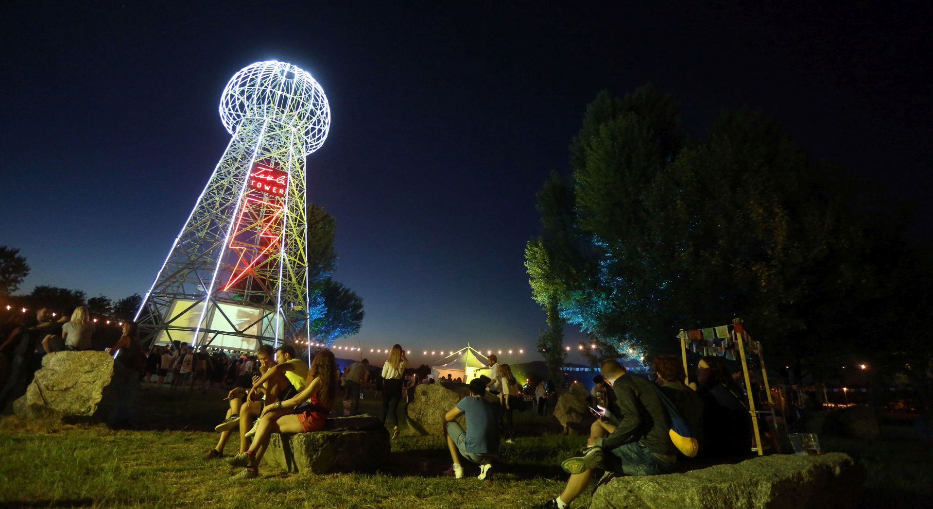 Zagreb, 19.06.2017 - Trodnevni glazbeni spektakl na otvorenom, 12. INmusic festival, poèeo je na zagrebaèkom jezeru Jarun gdje æe do 21. lipnja nastupiti brojni poznati svjetski i domaæi izvoðaèi, uz bogat popratni program. Na fotografiji Teslin toranj.
foto HINA/ Denis CERIÆ /dc