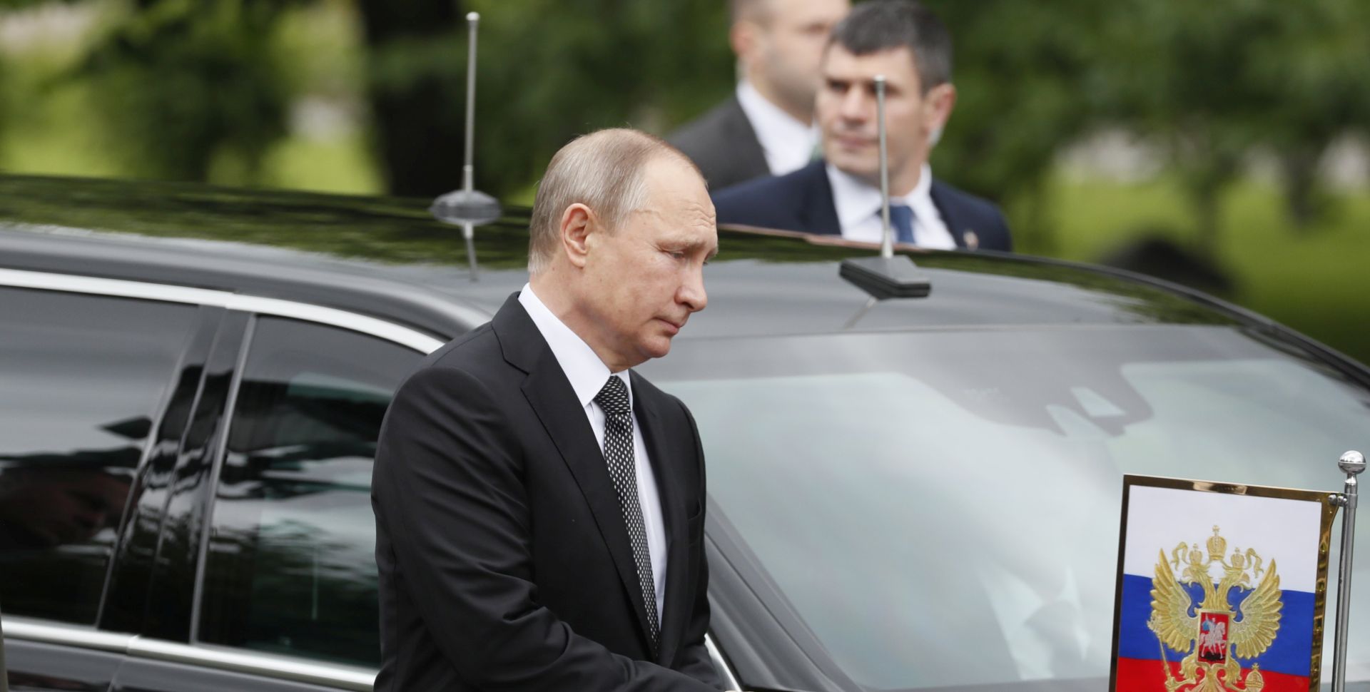 epa06042590 Russian President Vladimir Putin (front) arrives to attend a wreath-laying ceremony at the Tomb of the Unknown Soldier in Alexandrovsky Garden near the Kremlin wall in Moscow, Russia, 22 June 2017, to commemorate those who lost their lives defending the Soviet Union against Nazi invaders.  Russia marks the Day of Memory and Sorrow on 22 June.  EPA/YURI KOCHETKOV