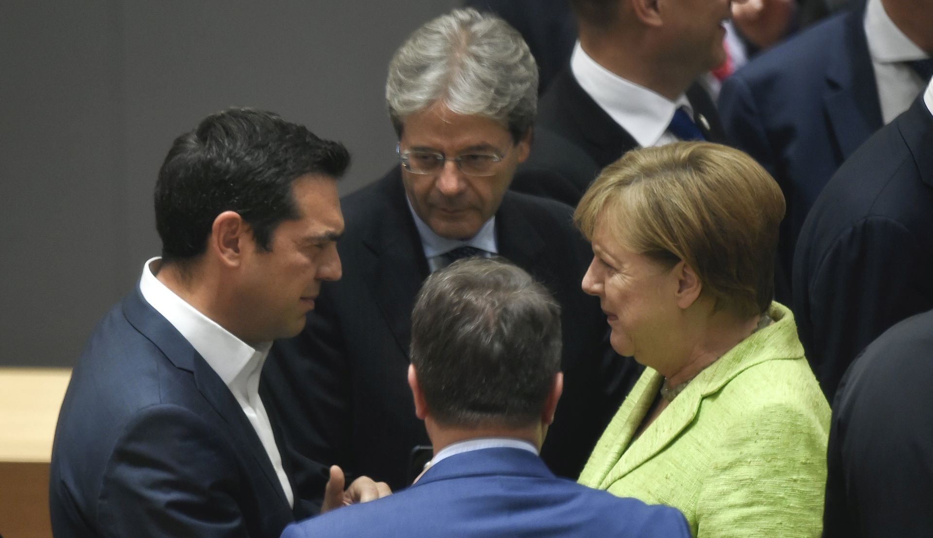 epa06043424 Greek Prime Minister Alexis Tsipras (L) talks with German Chancellor Angela Merkel (R) and Italian Prime Minister Paolo Gentiloni (C) before the start of a European Council meeting in Brussels, Belgium, 22 June 2017. European heads of states and governments gather for a two-days European Council meeting on 22 and 23 June which will mainly 'focus on the ongoing efforts to strengthen the European Union and protect its citizens through the work on counterterrorism, security and defence, external borders, illegal migration and economic development', the European Councils said in a press release.  EPA/JOHN THYS / POOL