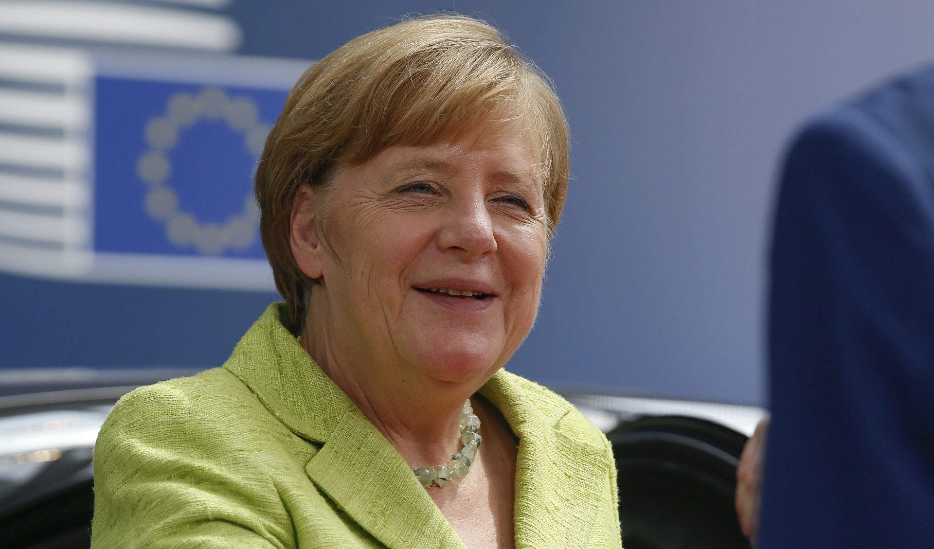 epa06043328 German Federal Chancellor Angela Merkel arrives for a two days EU Council meeting in Brussels, Belgium, 22 June 2017. European heads of states and governments gather for a two-days European Council meeting on 22 and 23 June which will mainly 'focus on the ongoing efforts to strengthen the European Union and protect its citizens through the work on counterterrorism, security and defence, external borders, illegal migration and economic development', the European Councils said in a press release.  EPA/JULIEN WARNAND / POOL