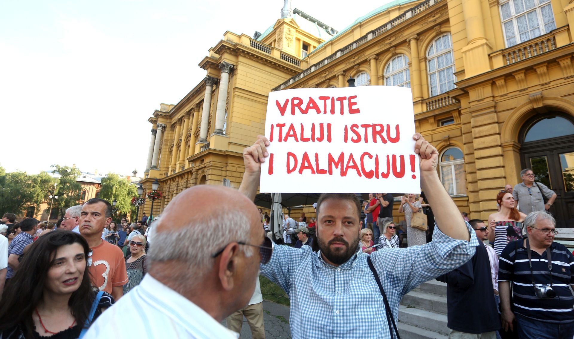 Zagreb, 22.06.2017 - Antifaistièka liga RH, uz podrku veæeg broja organizacija civilnog drutva i nekih politièkih stranaka, organizira obiljeavanje i proslavu Dana antifaistièke borbe na Trgu marala Tita kako bi, istièu, upozorili na nastojanja da se izbrie sjeæanje na dio hrvatske povijesti, koja se obiljeava tim danom.
foto HINA/ Denis CERIÆ /dc