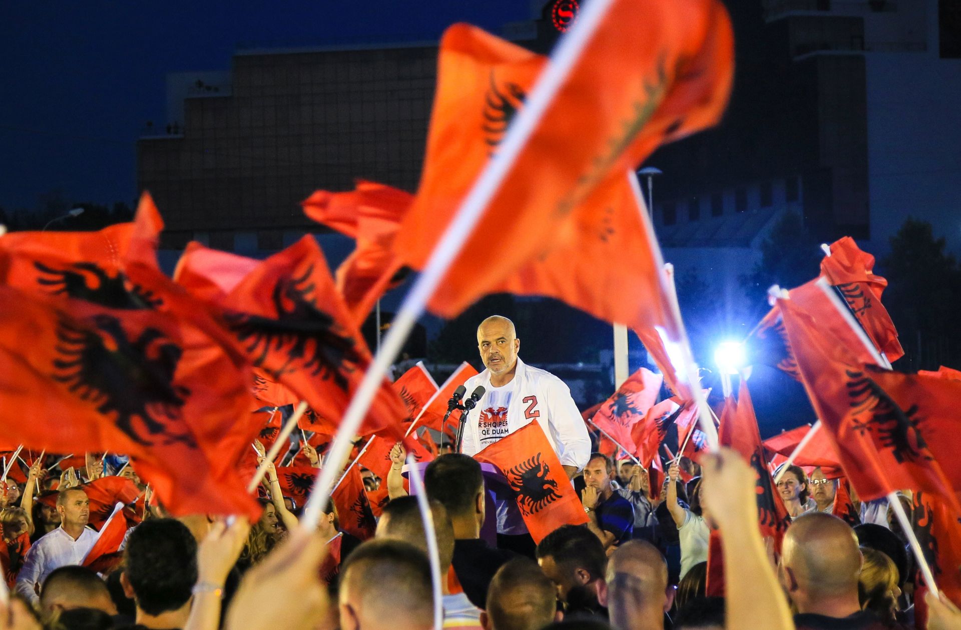 epa06044353 Albania's Prime Minister Edi Rama (C) addresses his supporters during a electoral campaign rally ahead of the upcoming general election in Tirana, Albania, 22 June 2017. Albanians will vote in the legislative elections on 25 June.  EPA/MALTON DIBRA