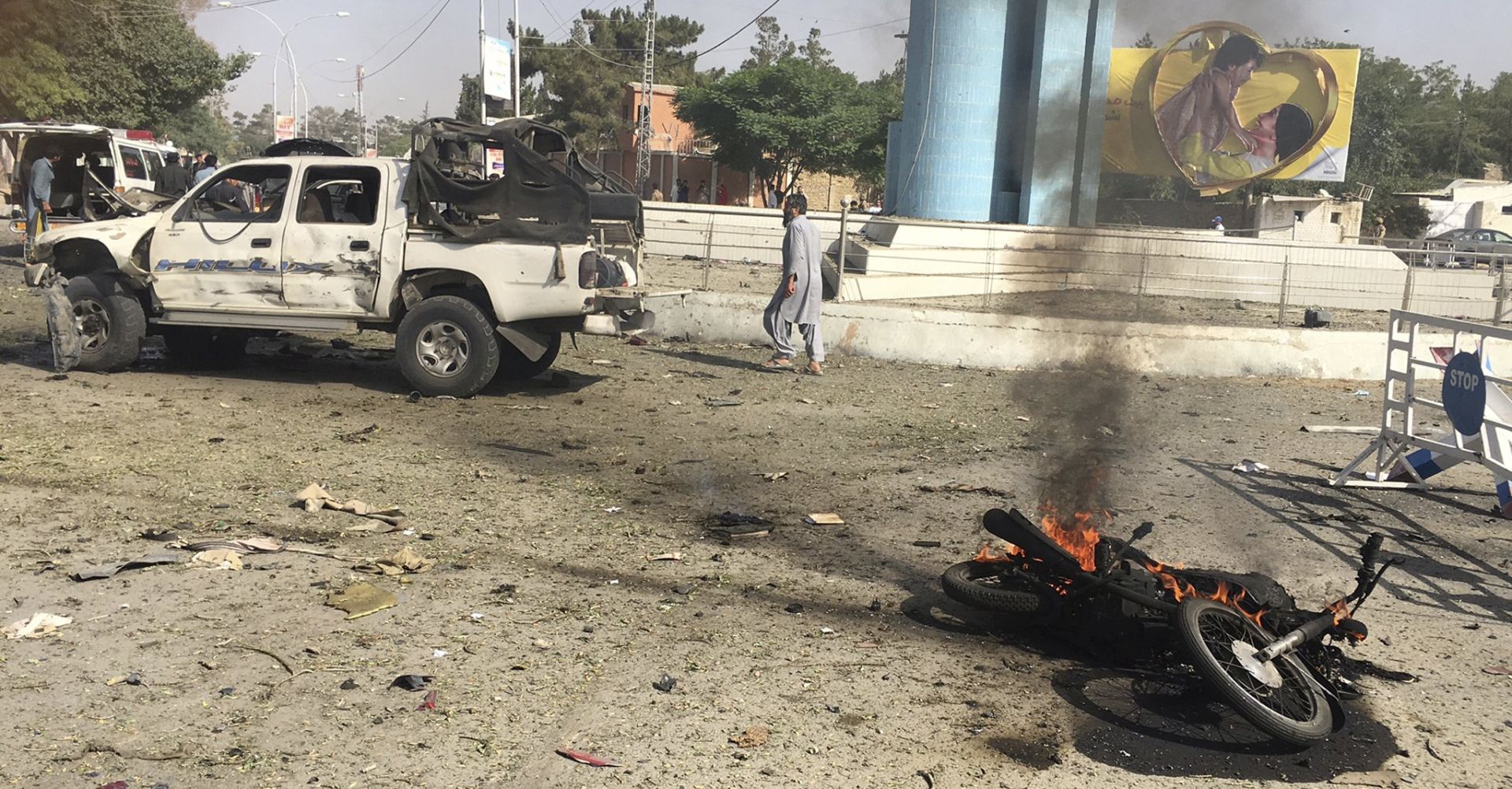 epa06044852 Pakistani security officials inspect the scene of a suicide bomb blast near the inspector general of police office in Quetta, Pakistan, 23 June 2017. At least five people were killed and 14 other were injured in a suicide bomb blast in Quetta on 23 June.  EPA/FAYYAZ AHMAD