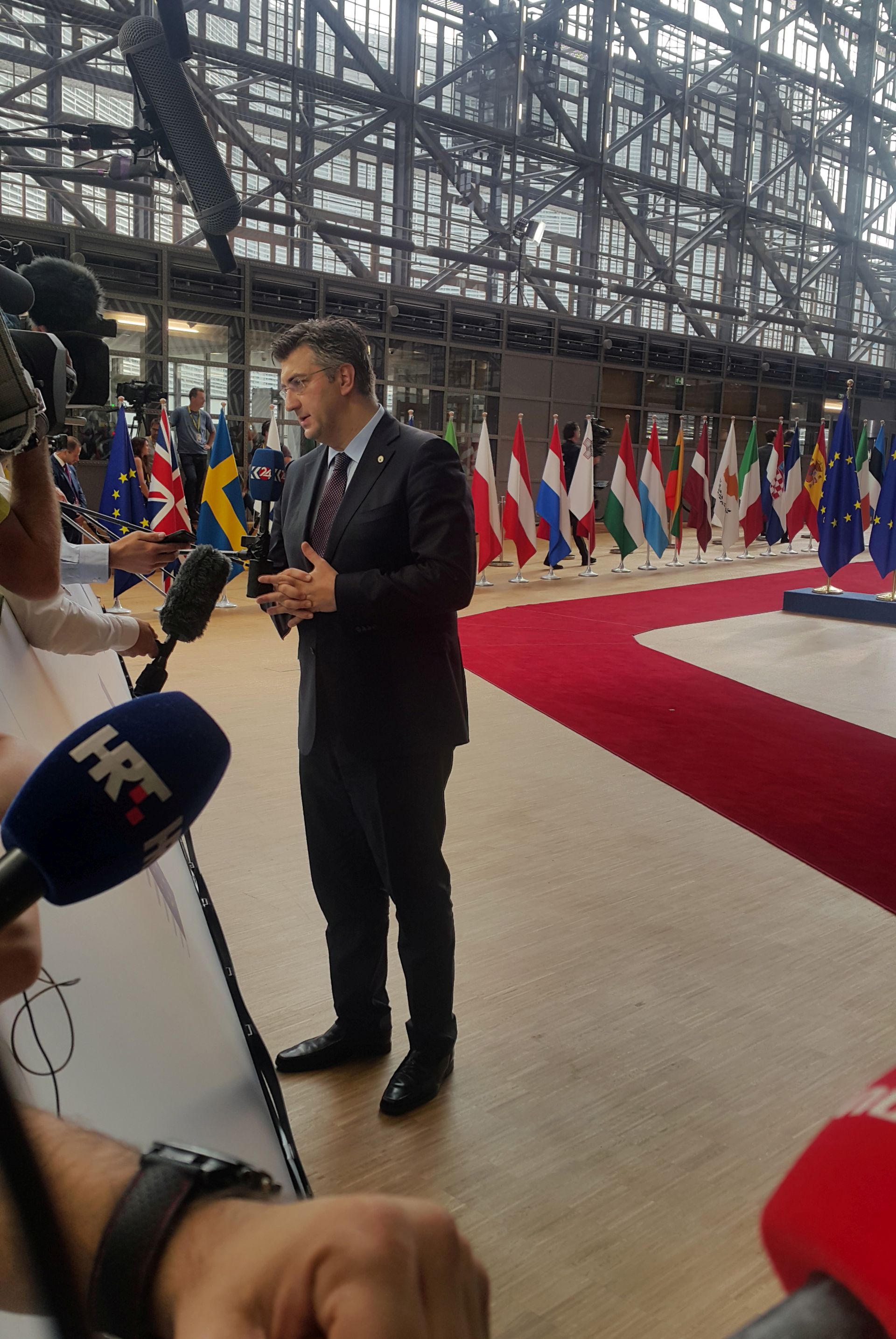 Bruxelles, 23.06.2017. - Hrvatski najveæi aduti za domaæinstvo Europske agencije za lijekove (EMA) jesu snana tradicija javnog zdravstva i èinjenica da je nova èlanica u kojoj nijedna europska agencija nema sjedite, a najveæi izazov je pronaæi odgovorajuæi prostor, izjavio je u petak hrvatski premijer Andrej Plenkoviæ.
foto HINA/ Slavko VUKADIN/ ml