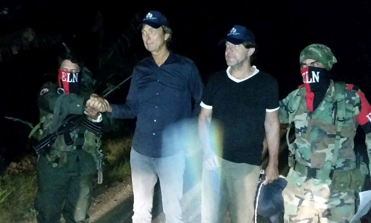 epa06046854 A handout photo made available by the Colombian Ombudsman Office on 24 June 2017, shows Dutch journalists Derk Johannes Bolt (2-L) and his cameraman, Eugenio Ernest Marie Follender (2-R), with ELN guerillas, during the journalists' release in the municipality of El Tarra, Colombia, 23 June 2017. The Colombian National Liberation Army (Ejercito de Liberacion Nacional, ELN) released the two Dutch journalists who had been kidnapped for a week in the jungle region of Catatumbo (northeast), to a humanitarian commission, the Colombian Ombudsman said 24 Hune 2017.  EPA/OMBUDSMAN OFFICE HANDOUT BEST QUALITY AVAILABLE HANDOUT EDITORIAL USE ONLY/NO SALES