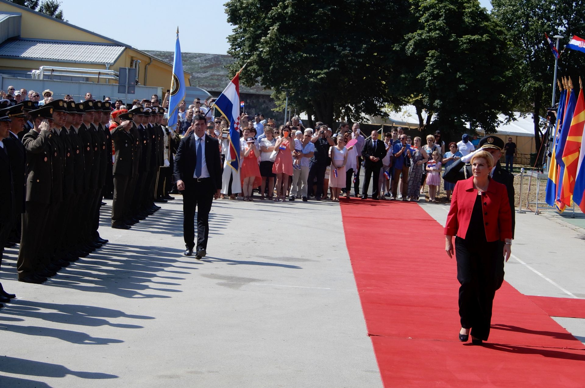Vukovar, 24.06.2017. - Novi netradicionalni oblici sigurnosnih prijetnji i ugroza kojima svjedoèimo, potrauju zapovjednike i voðe osposobljene za djelovanje u specifiènim i visoko riziènim okvirima u domicilnom i meðunarodnom okruju zahtjevnih obrambenih i sigurnosnih struktura, rekla je predsjednica Republike i vrhovna zapovjednica Oruanih snaga RH Kolinda Grabar-Kitaroviæ u subotu na sveèanoj promociji polaznika vojnih kola Hrvatskoga vojnog uèilita (HVU) "Dr. Franjo Tuðman", istaknuvi kako je promocija prilika u kojoj moe upoznati upravo takve zapovjednike i voðe. Na fotografiji Kolinda Grabar-Kitaroviæ (D).
foto HINA/ ml