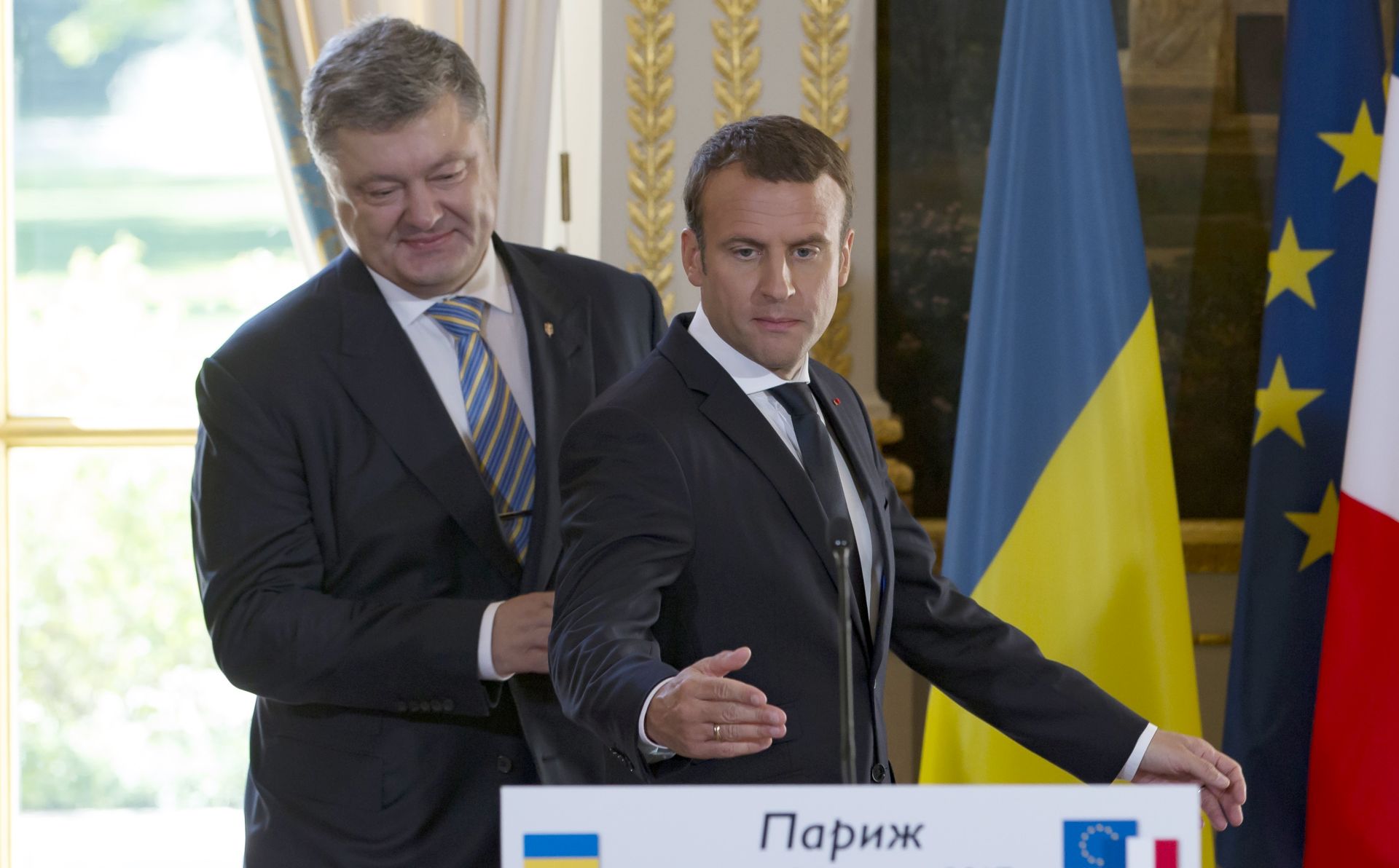 epa06051148 French President Emmanuel Macron (R) and Ukrainian President Petro Porochenko (L) hold a joint press conference after a meeting at the Elysee Palace in Paris, France, 26 June 2017. Petro Poroshenko is on a working visit to Paris then going on to an official visit to Brussels.  EPA/IAN LANGSDON