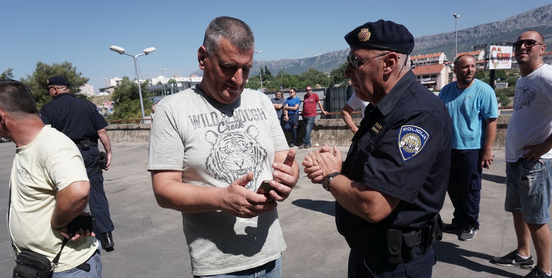 Split, 27.6.2017 - Nekoliko stotina Spliæana jutros se okupilo u splitskoj èetvrti Pujanke ispred ulaza u zgradu u kojoj stanuje Nina Kuluz izraavajuæi protivljenje najavljenoj ovrsi njezina djeteta Cesarea, kojom bi on trebao biti vraæen ocu u Italiju, talijanskom dravljaninu. Na slici Miro Bulj.
foto HINA/ Mario STRMOTIÆ/ ua