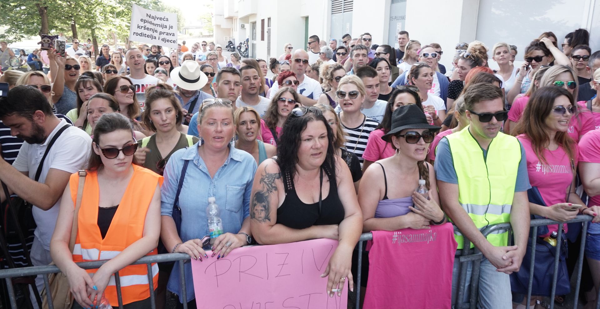 Split, 27.6.2017 - Nekoliko stotina Spliæana jutros se okupilo u splitskoj èetvrti Pujanke ispred ulaza u zgradu u kojoj stanuje Nina Kuluz izraavajuæi protivljenje najavljenoj ovrsi njezina djeteta Cesarea, kojom bi on trebao biti vraæen ocu u Italiju, talijanskom dravljaninu.
foto HINA/ Mario STRMOTIÆ/ ua