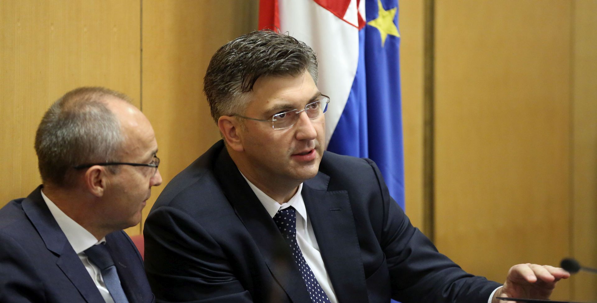 Zagreb, 28.06.2017 - Hrvatski sabor nastavio je 4. sjednicu raspravom o Strategiji nacionalne sigurnosti i zakonu o Domovinskoj sigurnosti. Na fotografiji ministar obrane Damir Krstièeviæ i predsjednik Vlade RH Andrej Plenkoviæ.
foto HINA/ Denis CERIÆ /dc