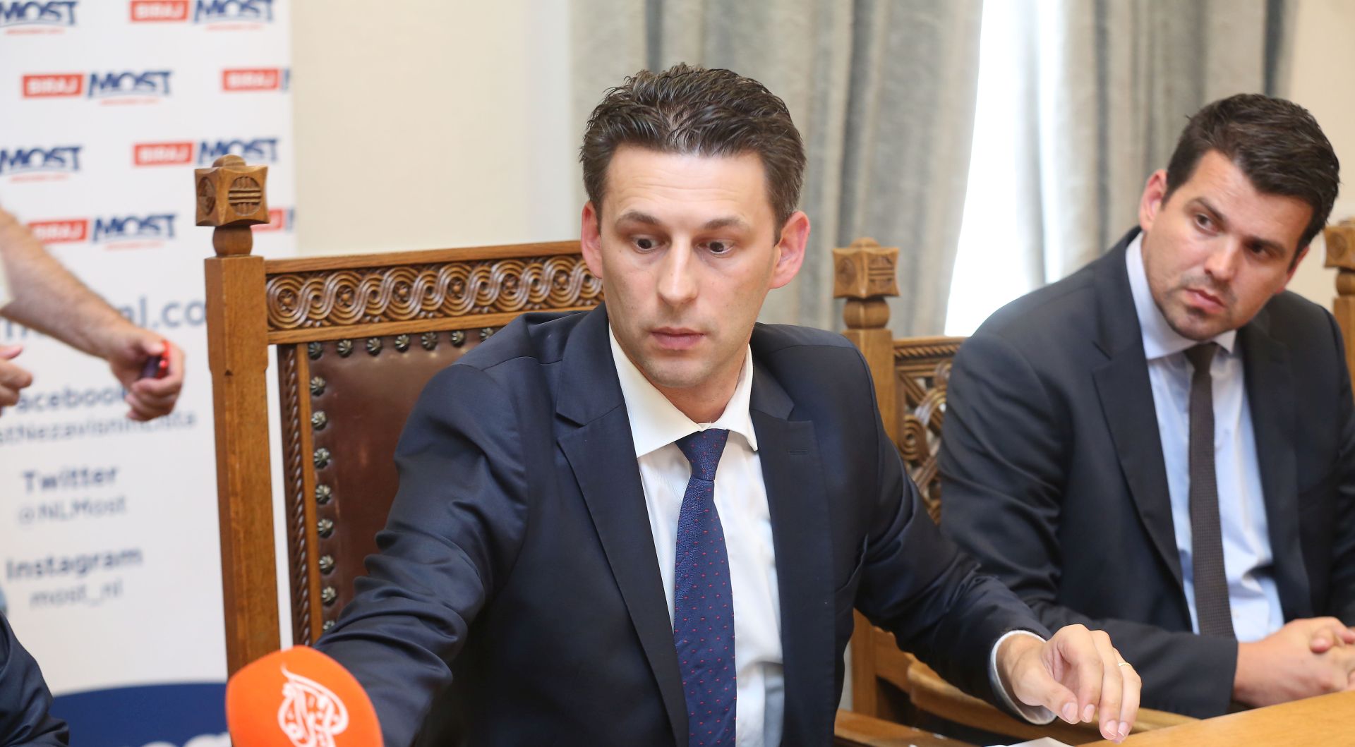 Zagreb, 28.06.2017 - Konferencija za medije Most-a u Hrvatskom saboru, na kojoj je predstavljen "Mostov model" za otkup INA-e.  Na fotografiji Boo Petrov, Ante Èikotiæ.
foto HINA/ Denis CERIÆ /dc