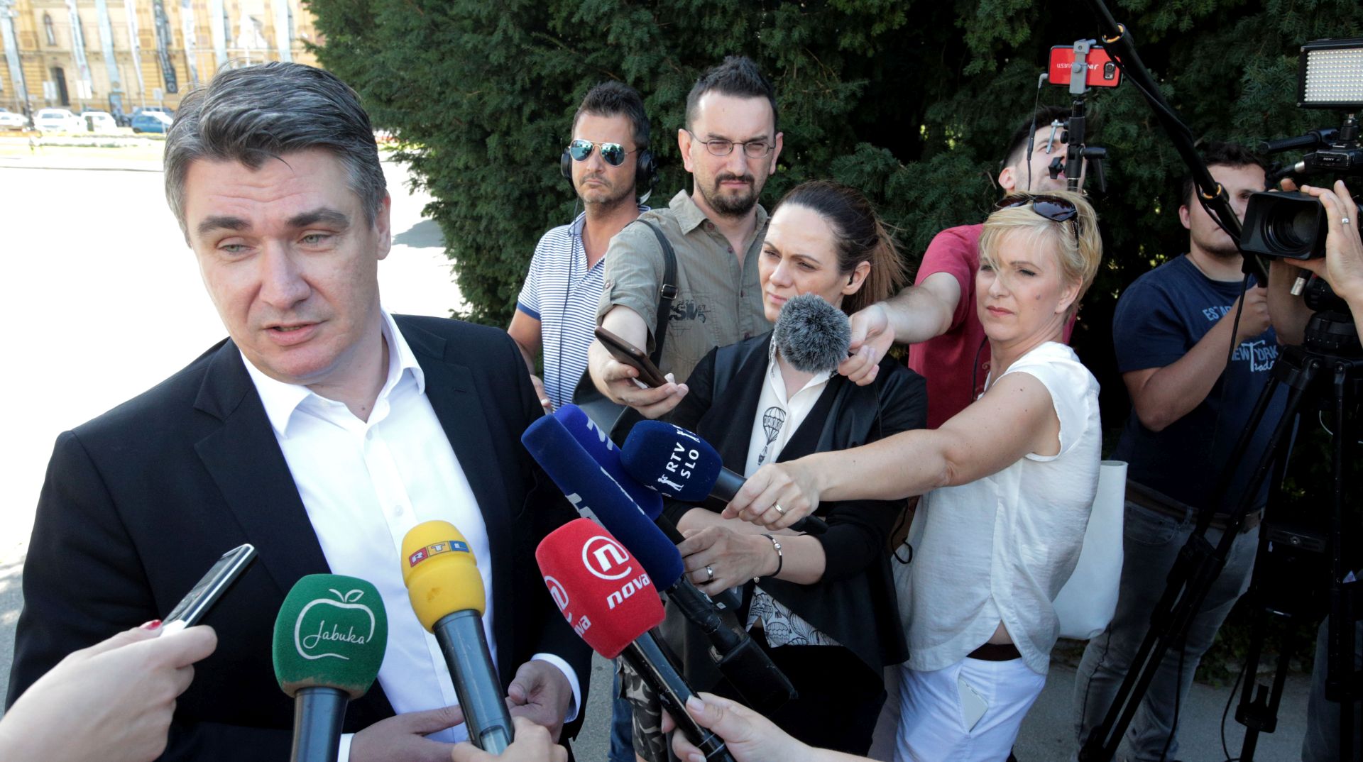Zagreb, 29.06.2017. - Bivši premijer Zoran Milanović održao je tiskovnu konferenciju na Trgu maršala Tita.
Foto Hina Dario GRZELJ/ dag