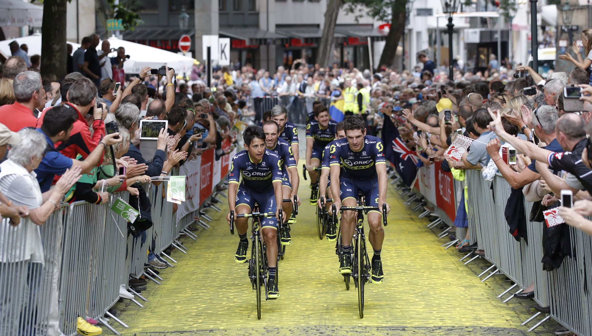 epa06056391 Orica - Scott team riders parade during the opening ceremony of the 104th edition of the Tour de France 2017 cycling race in Duesseldorf, Germany, 29 June 2017. The 104th edition of the Tour de France will start in Duesseldorf on 01 July 2017.  EPA/ROBERT GHEMENT