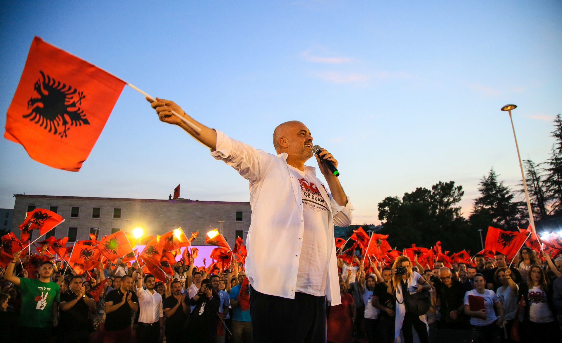 epa06044342 Albania's Prime Minister Edi Rama (C) addresses his supporters during a electoral campaign rally ahead of the upcoming general election in Tirana, Albania, 22 June 2017. Albanians will vote in the legislative elections on 25 June.  EPA/MALTON DIBRA