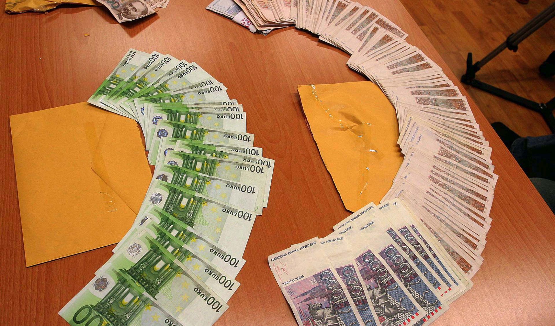 Zagreb, 16.1.2013.- U Hrvatskoj je tijekom 2012. godine registrirano ukupno 1309 komada krivotvorenih novèanica, a najveæi se broj, 861 komad, odnosi na krivotvorene novèanice eura, slijedi 315 krivotvorenih novèanica kune te 109 krivotvorina amerièkog dolara, objavila je Hrvatska narodna banka na svojim web stranicama. Na arhivskoj fotografiji krivotvorene novèanice izloene na tiskovnoj konferenciji primorsko-goranske Policijske uprave u Rijeci 12.3.2008. godine. 
foto FaH/ Miljenko KLEPAC/ ua