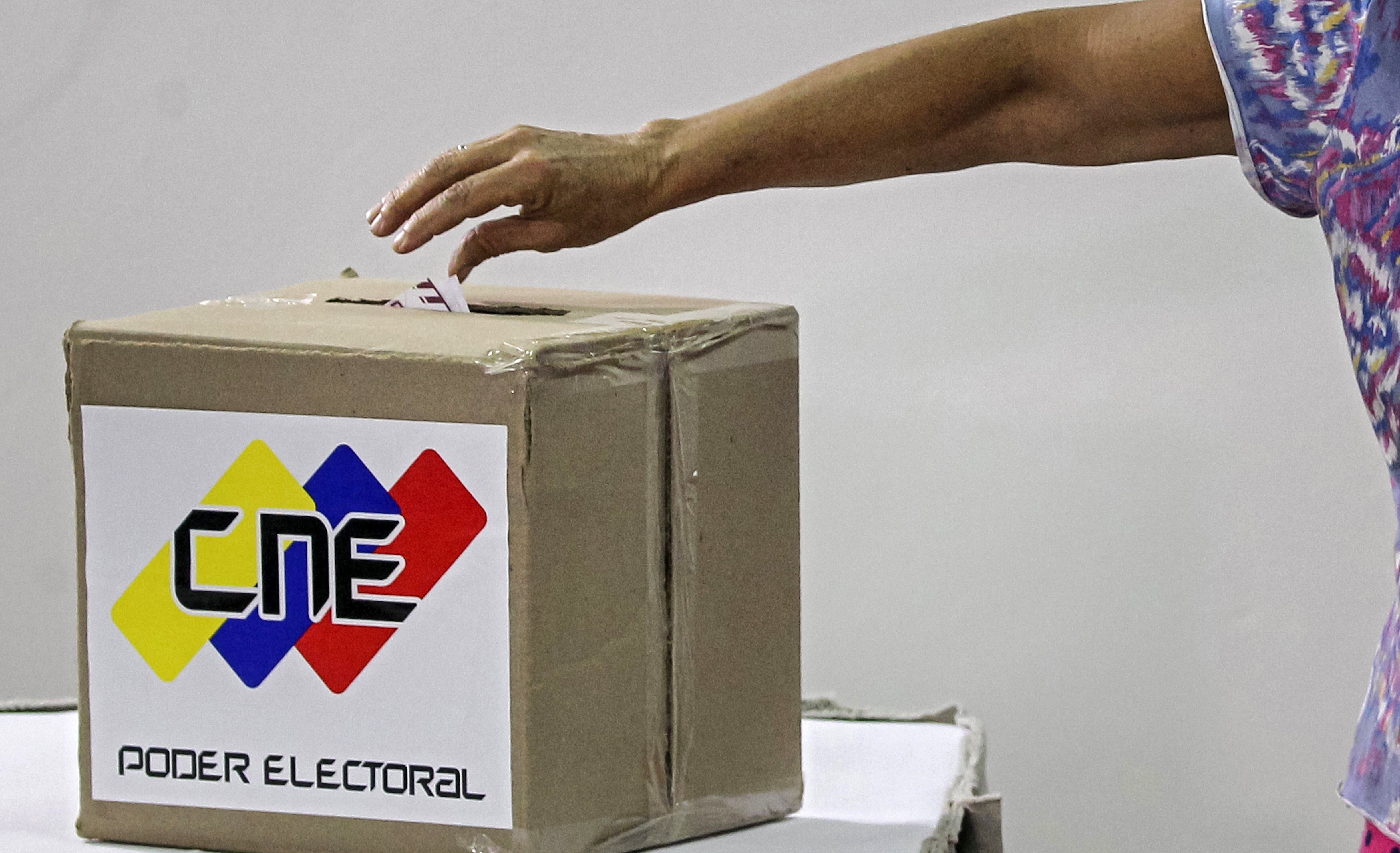 epa06117365 A woman votes on the National Constituent Assembly at a poll station in Caracas, Venezuela, 30 July 2017. The voting on a constituent assembly takes place under strict security measures and despite the rejection of local opposition and the international community. The new assembly would have powers to rewrite a constitution and bypass the National Assembly which is currently controlled by the opposition.  EPA/Miguel Gutierrez  EPA/Miguel Gutierrez