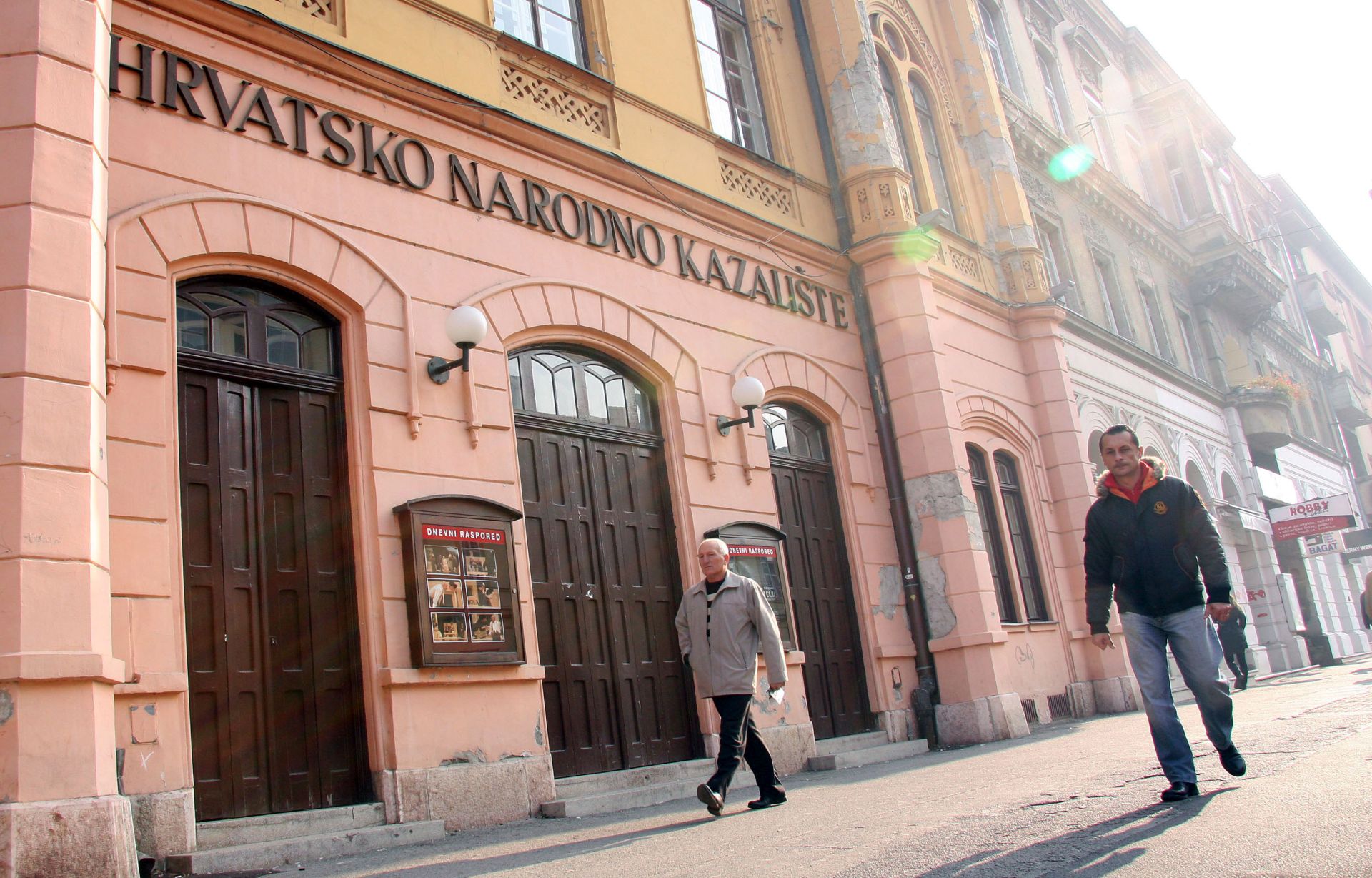 Osijek, 28.02.2013 - Uprava osjeèkog Hrvatskog narodnog kazalita (HNK) izrazila je danas negodovanje odlukom Ministarstva kulture o smanjivanju sredstava za programske aktivnosti toga kazalita, a smatra da su kriteriji za tu odluku bili politièki. Arhivska fotografija od 16.11.2011. godine prikazuje zgradu HNK Osijek.
foto FaH/ ds
