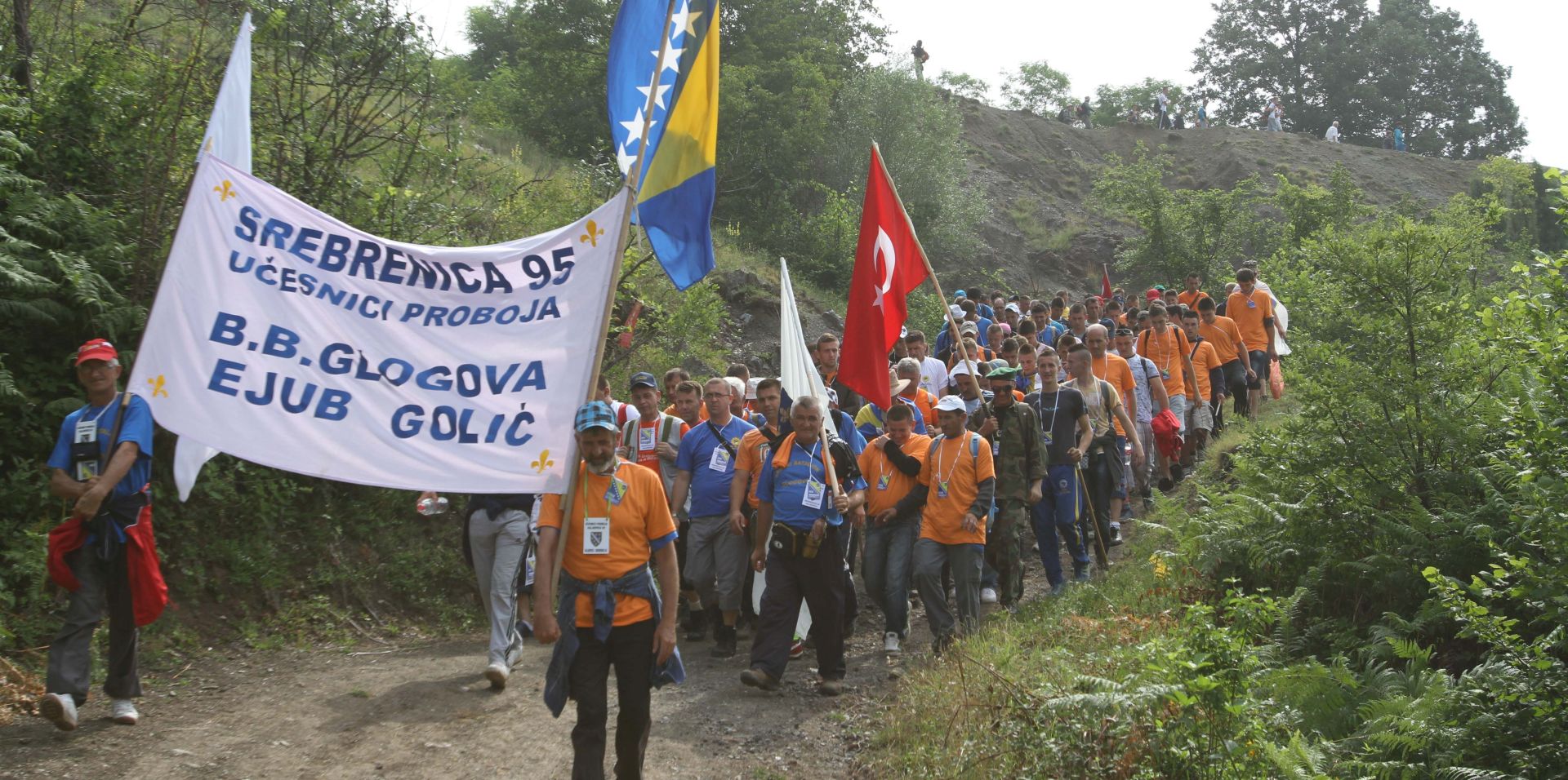 sarajevo, 8.7.2013 - Iz mjesta Sapna u okolici Tuzle u sjeveroistoènoj Bosni u ponedjeljak je oko pet tisuæa sudionika krenulo na "Mar mira" ka Srebrenici gdje æe 11. srpnja sudjelovati u obiljeavanju 18. obljetnice genocida nad Bonjacima kojega su 1995. poèinile snage bosanskih Srba. 
foto FaH/ Anadolija/ Ismail DURU/ ua