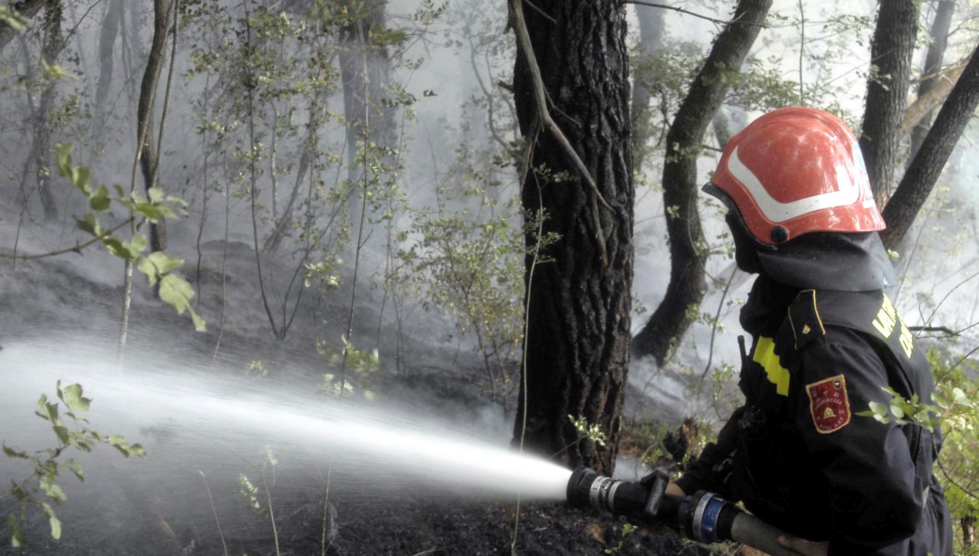 ibenik, 10.07.2012 - Arhivska fotografija od dana 27.9.2008. godine prikazuje vatrogasca kako gasi poar u blizini Omia. Poar koji danas od 12 sati bukti na otvorenom prostoru na predjelu Kovèa, kod brda Okit, na vodièkom podruèju, uz upanijske vatrogasne snage, gase i pripadnici dravnih intervencijskih postrojba iz ibenika i Zadra, a prema prvim informacijama lake su ozlijeðena dvojica vatrogasaca. 
foto FaH/ Veljko MARTINOVIÆ/ t